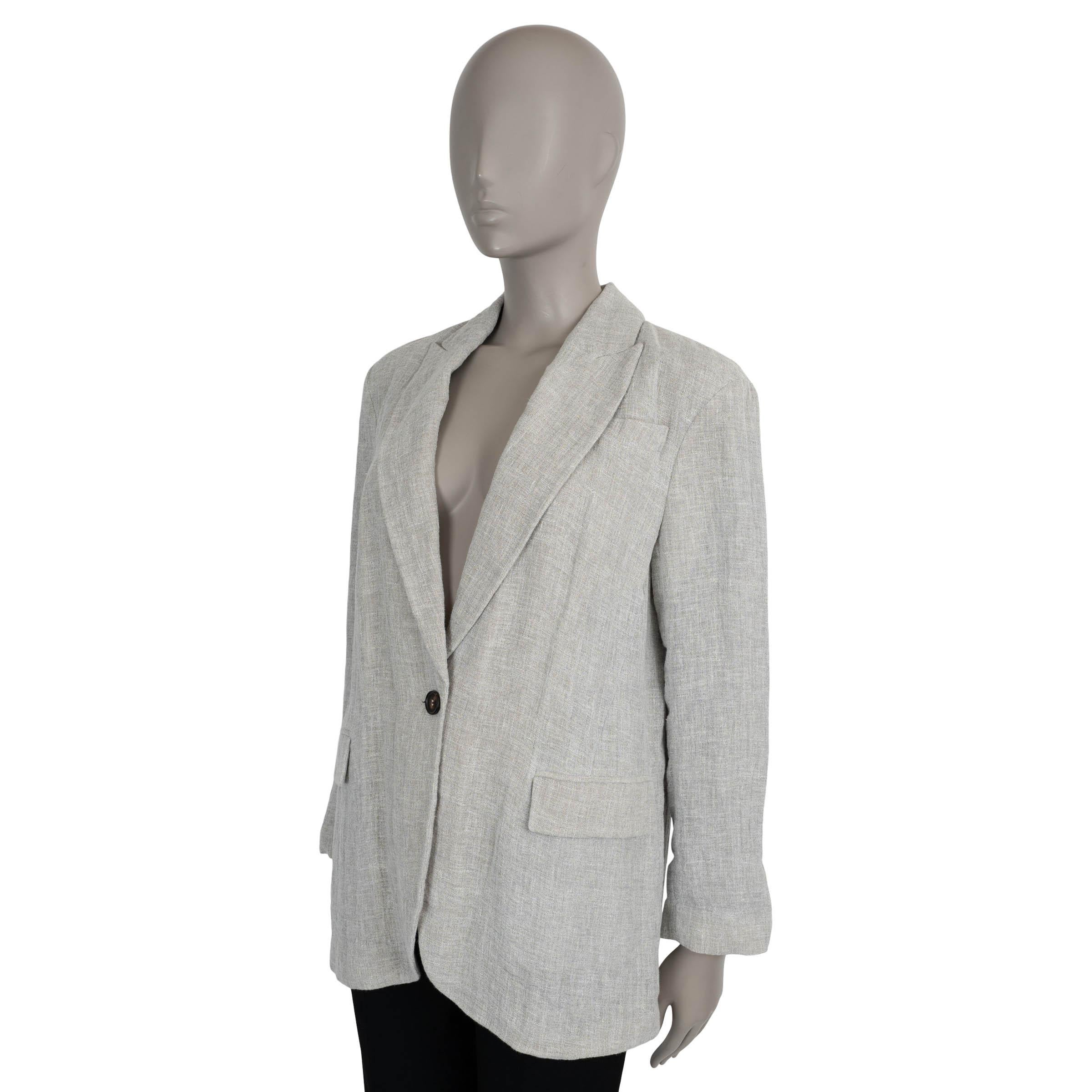 Este blazer 100% auténtico Brunello Cucinelli de lino arrugado gris claro Grigio (90%) y poliamida (10%) es una refinada expresión de sofisticación relajada. Diseñado con un corte extragrande, presenta solapas de pico afiladas y dos bolsillos con