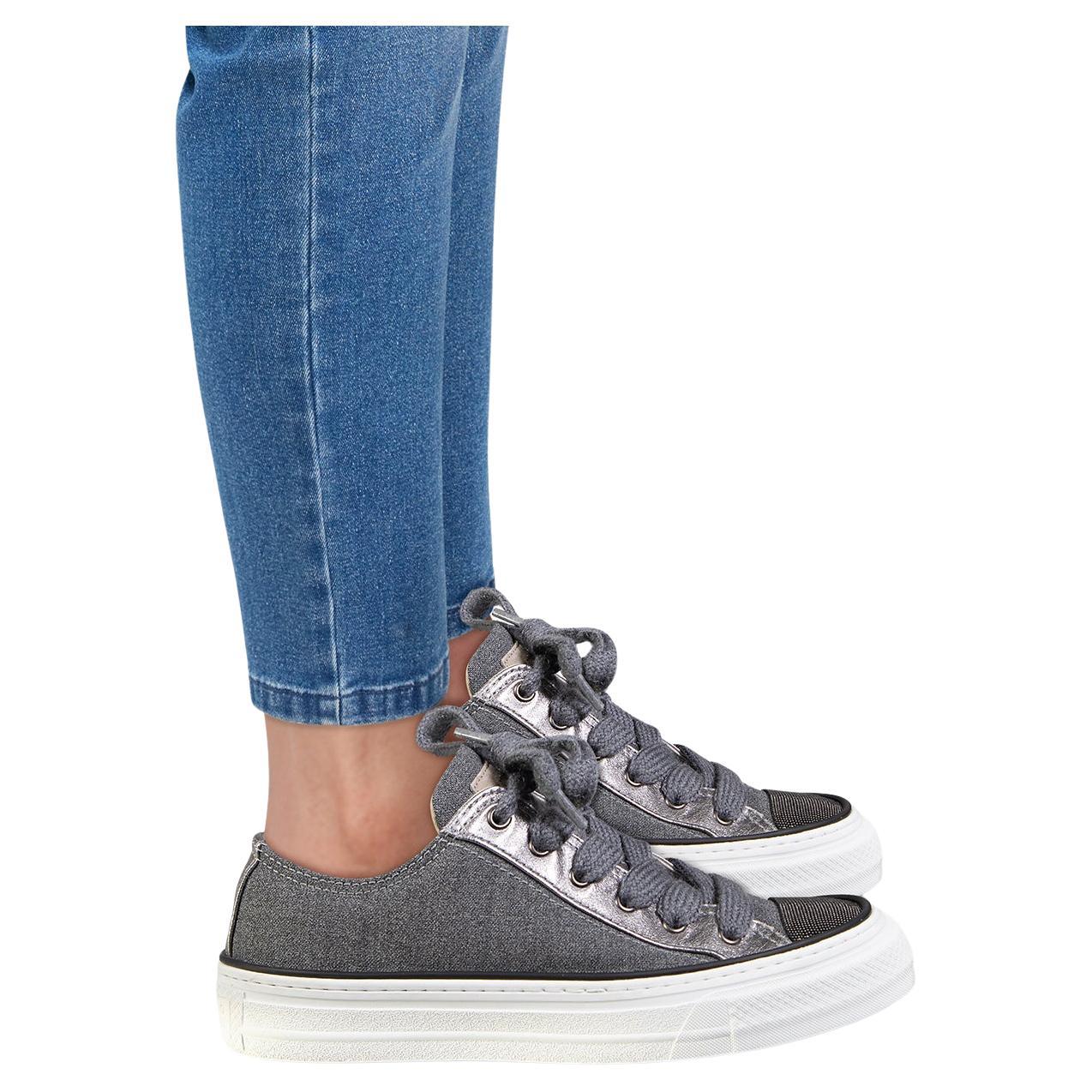 CONDIZIONE: molto buona. L'usura delle scarpe da ginnastica è minima. Scolorimento intorno al bordo di entrambe le suole di questo articolo usato di Brunello Cucinelli. Questo paio di scarpe è dotato di scatola e sacchetti originali.
 
 Dettagli
 
