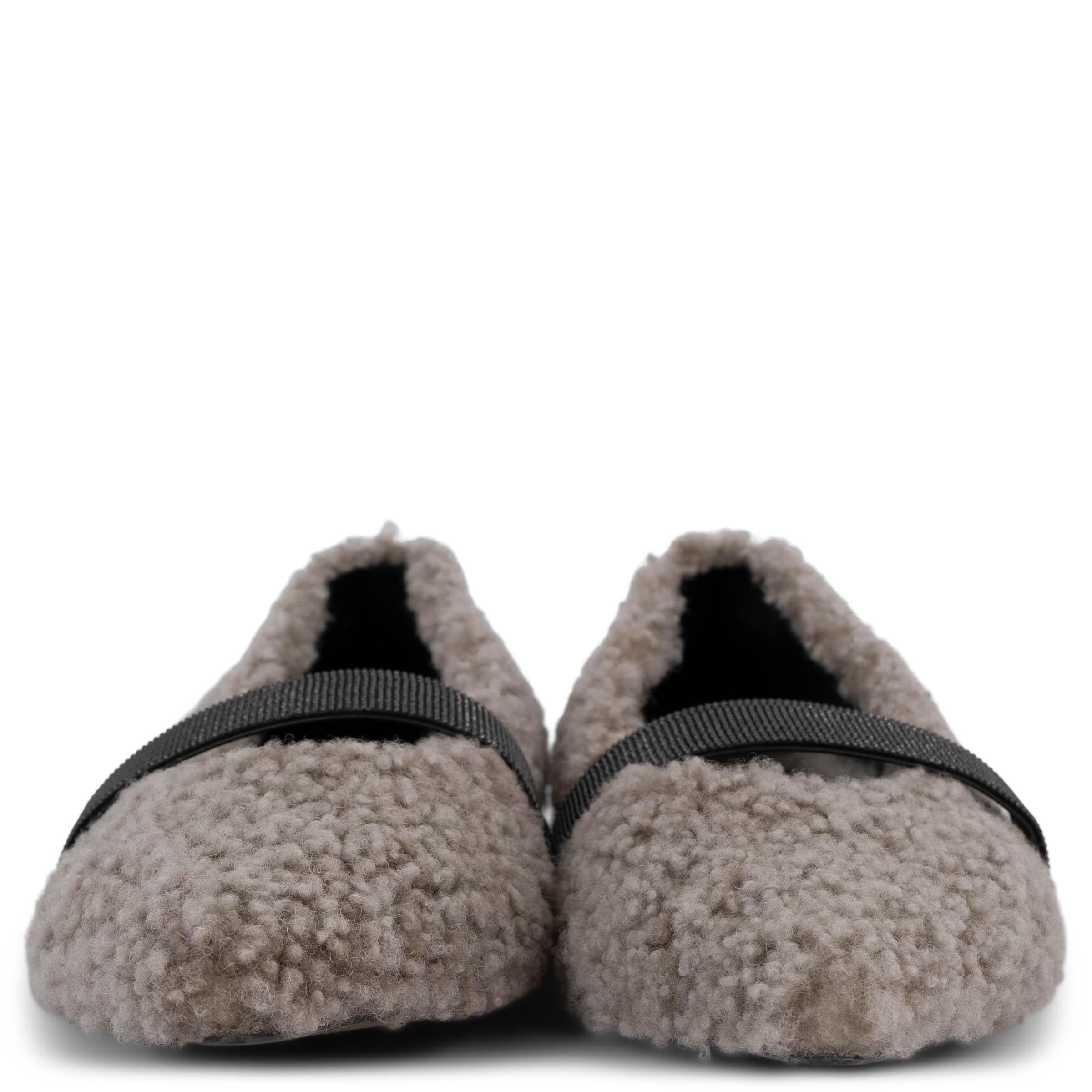 100% autentico Brunello Cucinelli, ballerine a punta in shearling grigio impreziosite dal cinturino Monili. Sono stati indossati e sono in ottime condizioni. 

Misure
Dimensione impressa	38
Taglia delle scarpe	38
Suola interna	25.5cm
