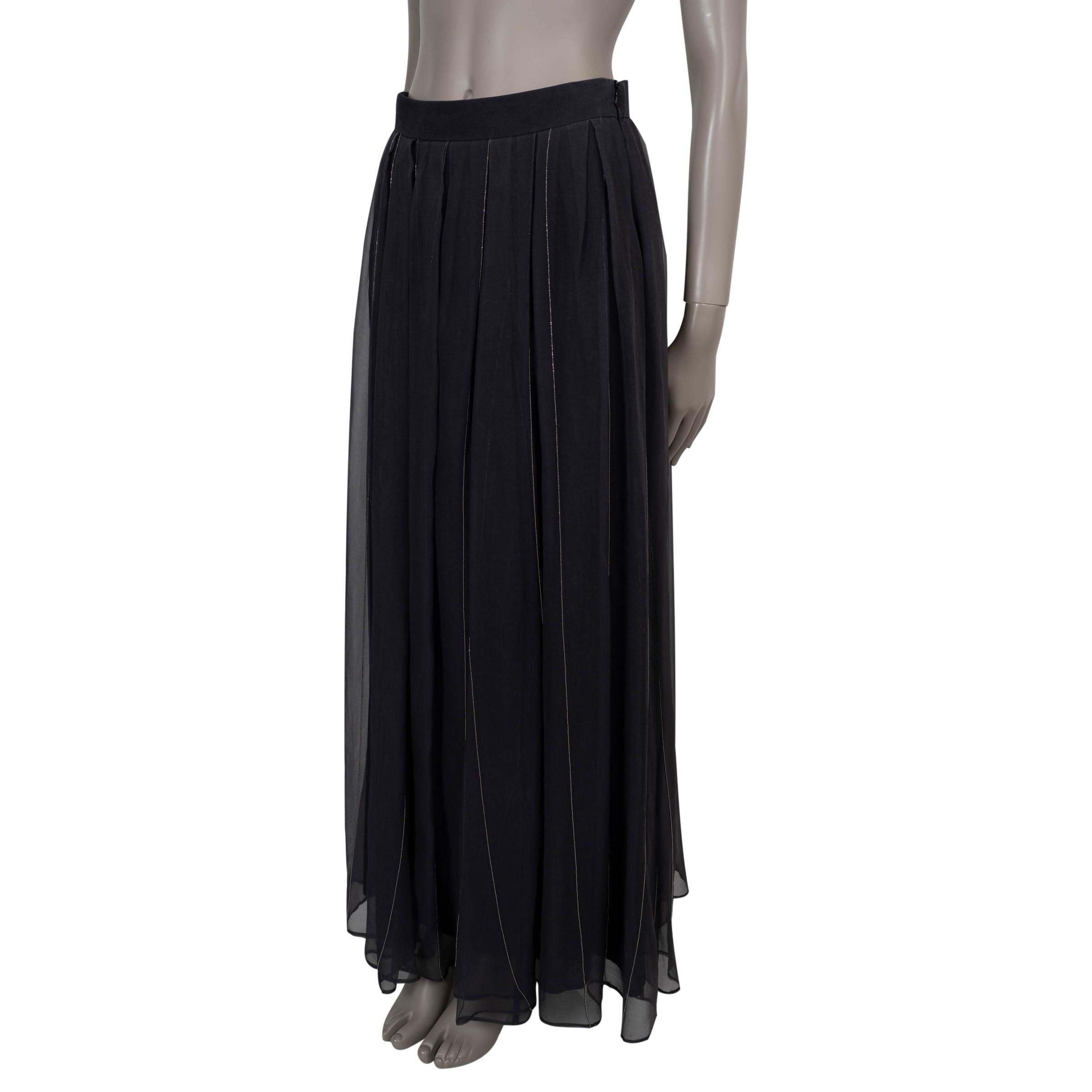 Questa gonna 100% autentica di Brunello Cucinelli è realizzata in chiffon di seta grigio scuro. Presenta un'elegante silhouette ad A con una fluida lunghezza midi, definita da pieghe a scatola accentuate da strisce Monili per una sottile e