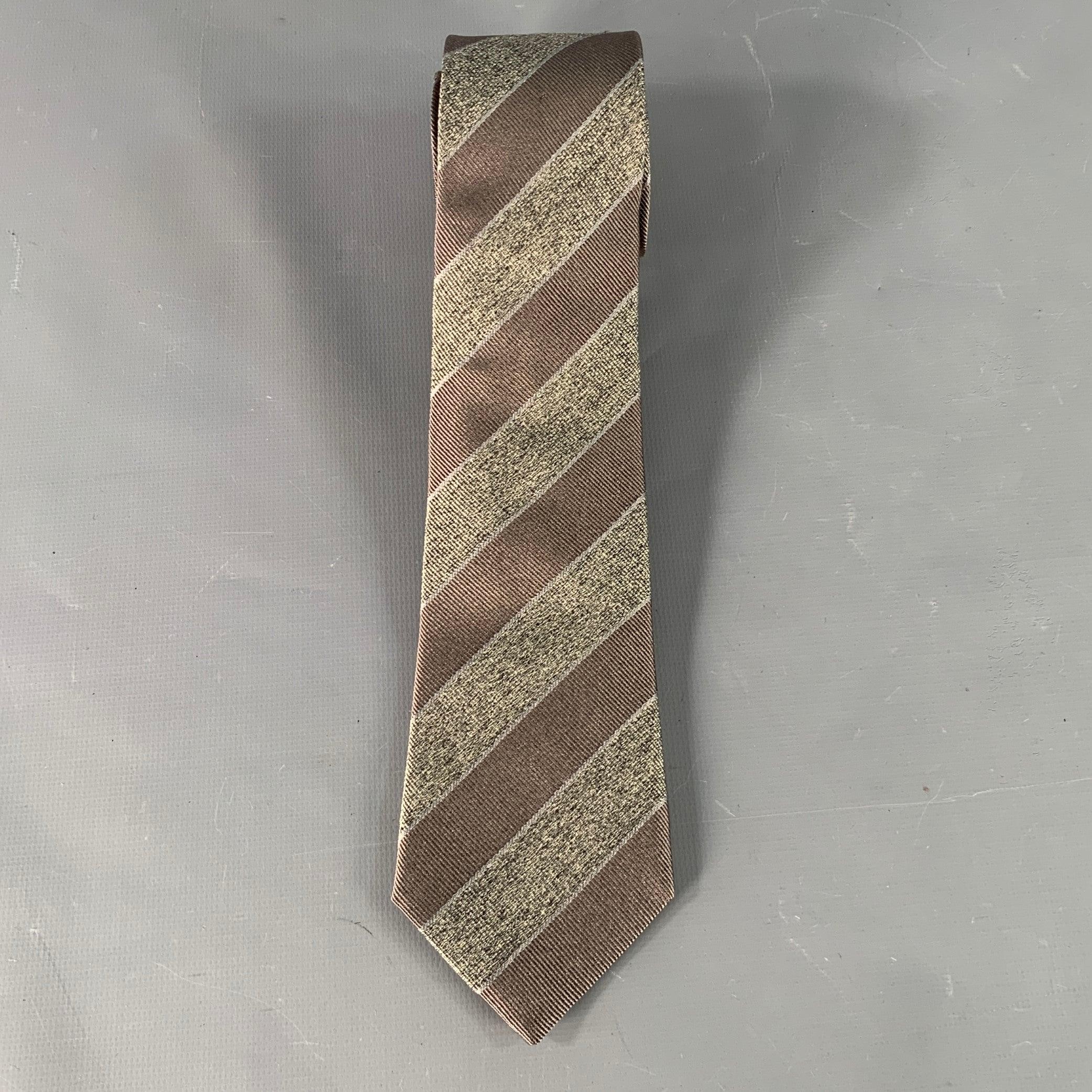 BRUNELLO CUCINELLI
Krawatte aus grauem und silberfarbenem Stoff mit diagonalem Streifenmuster und schmalem Stil.
 Made in Italy Ausgezeichneter Pre-Owned Zustand. 

Abmessungen: 
  Breite: 2,75 Zoll Länge: 59 Zoll 
  
  
 
Sui Generis-Referenz: