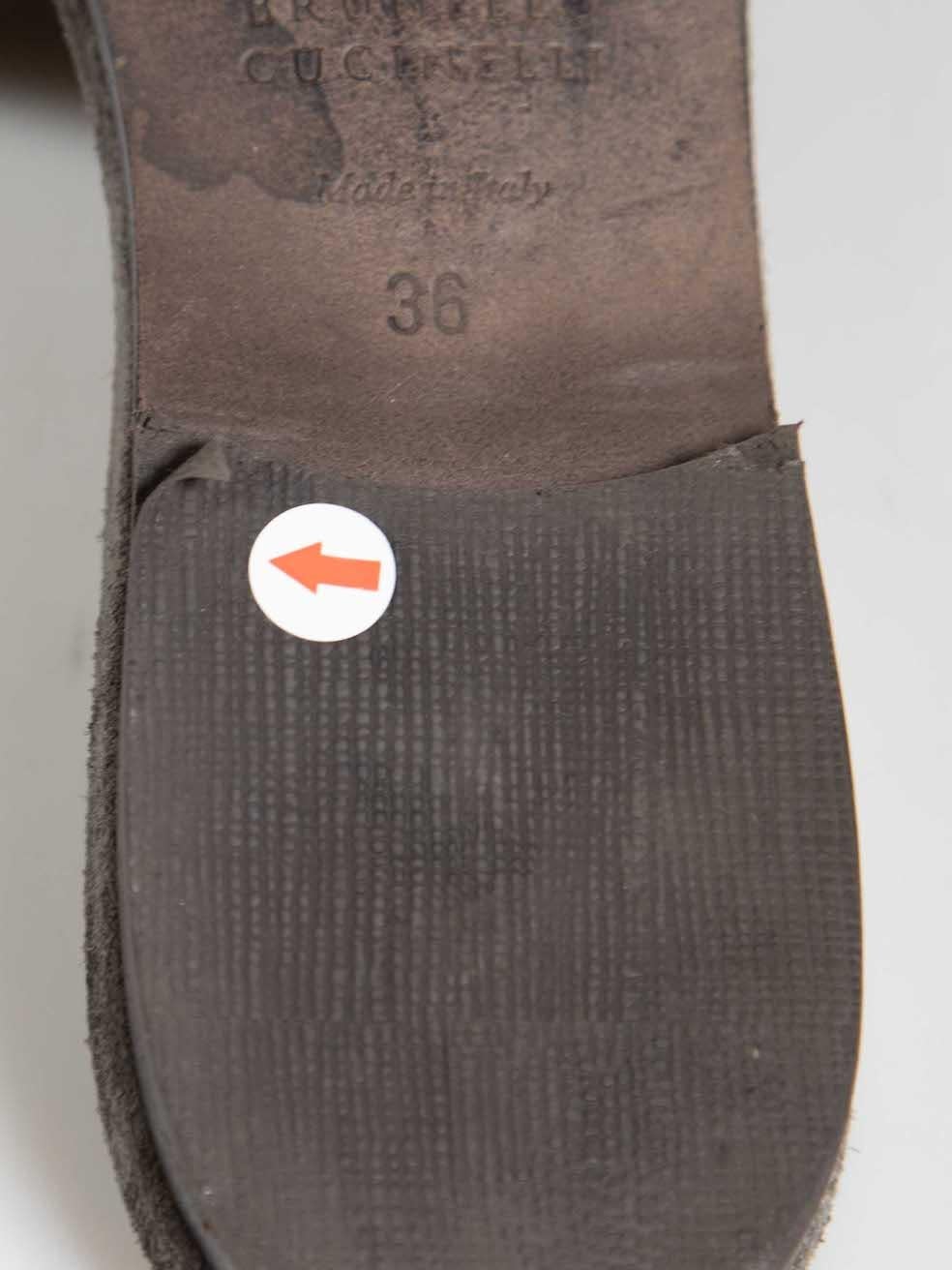 Brunello Cucinelli Mules pointues perlées en daim gris taille IT 36 en vente 4