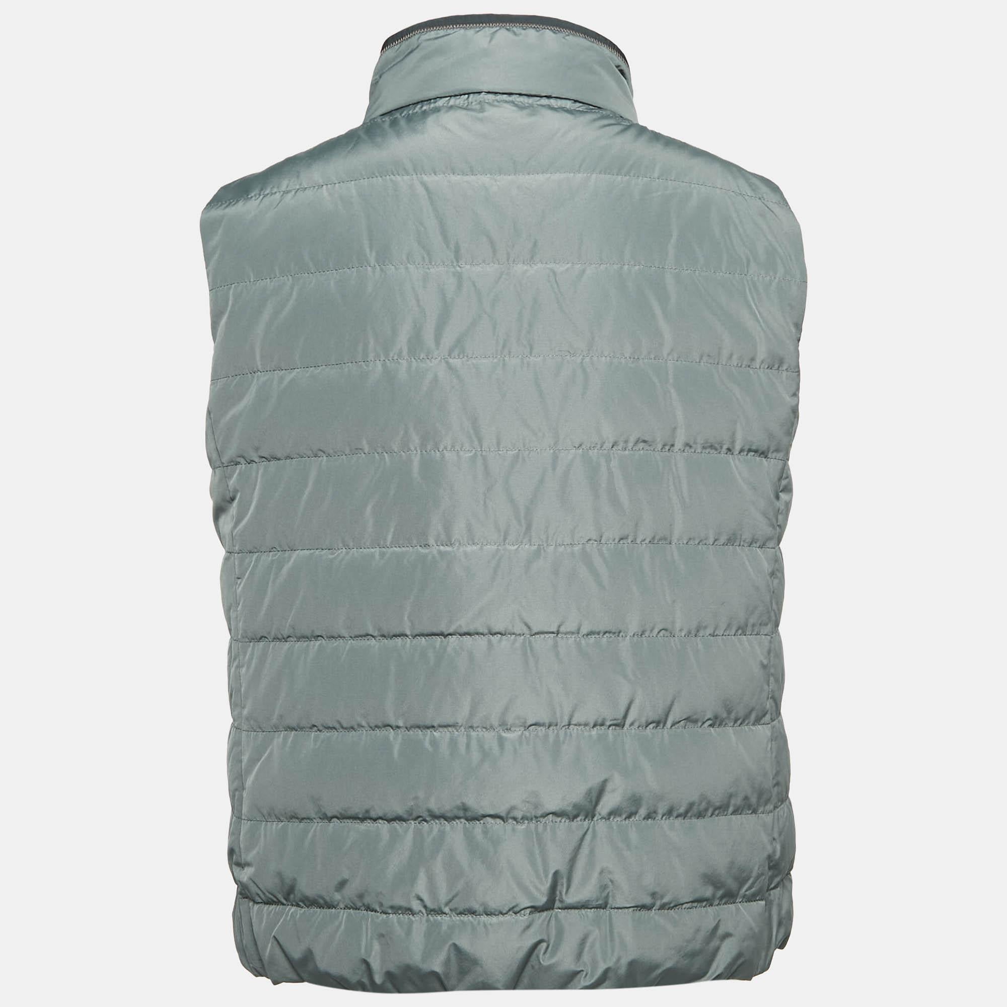 Die Weste von Brunello Cucinelli bietet eine raffinierte Mischung aus Stil und Komfort. Gefertigt aus hochwertigem MATERIAL  Sie verfügt über eine leichte und dennoch warme Daunenfüllung. Der schlichte graue Farbton und das minimalistische Design