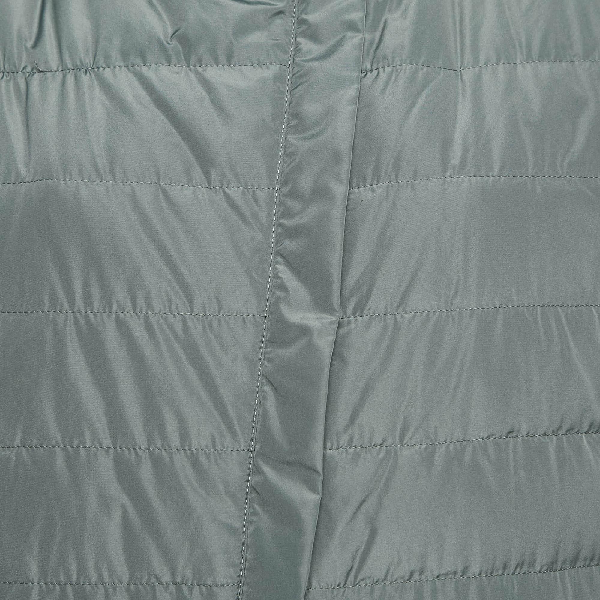 Brunello Cucinelli Graue Synthetische Puffer-Daunenweste L im Zustand „Gut“ im Angebot in Dubai, Al Qouz 2
