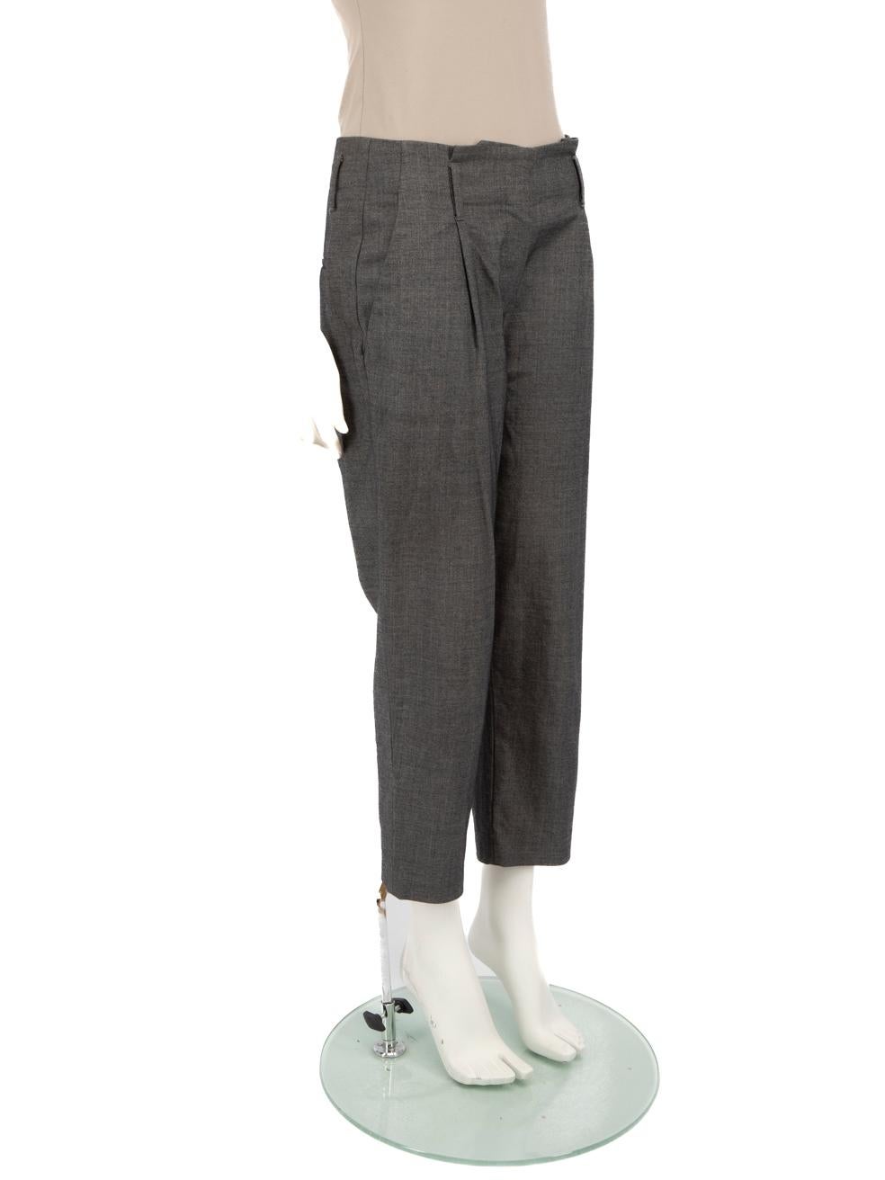 CONDIT ist sehr gut. Die Hose weist kaum sichtbare Abnutzungserscheinungen auf. Aufgrund schlechter Lagerung fehlt bei diesem gebrauchten Brunello Cucinelli Designer-Wiederverkaufsartikel jedoch der vordere Knopfverschluss.
 
 Einzelheiten
 
 
