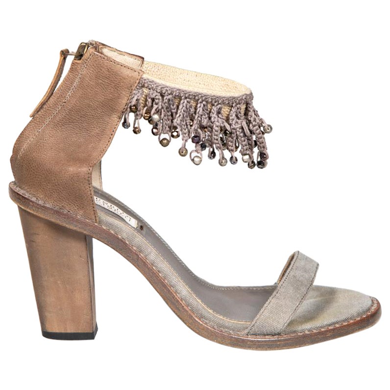 Brunello Cucinelli Graue Sandalen mit Quasten Größe IT 36 im Angebot
