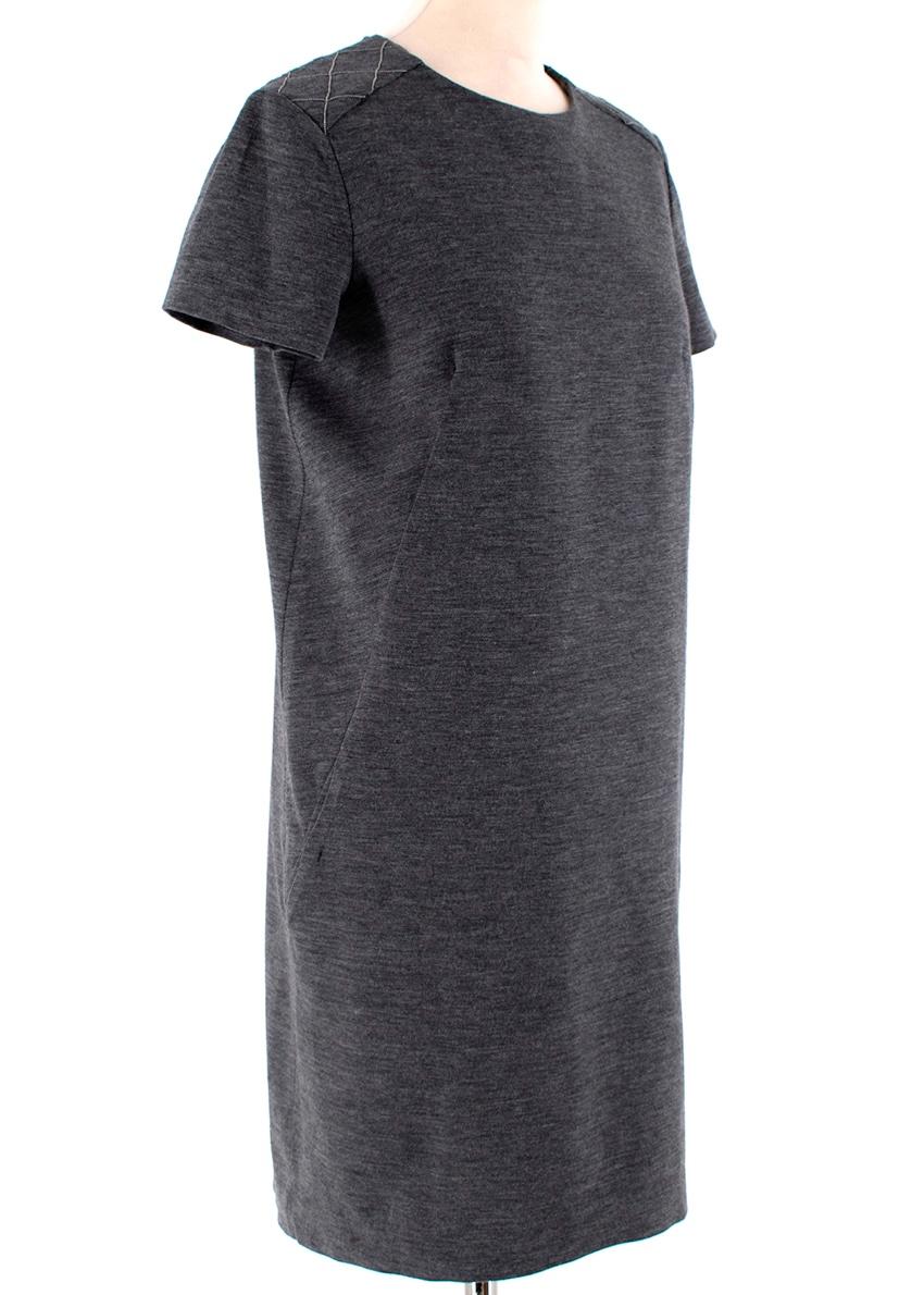 Brunello Cucinelli Kurzärmeliges Kleid aus grauem Woll-Jersey

-Hergestellt aus superweichem Wolljersey 
-Luxuriöses Futter aus Seidenmischung 
-Wunderschöne Kettendetails an den Schultern
-Klassisches Kurzarm-Design 
-Taschen auf der