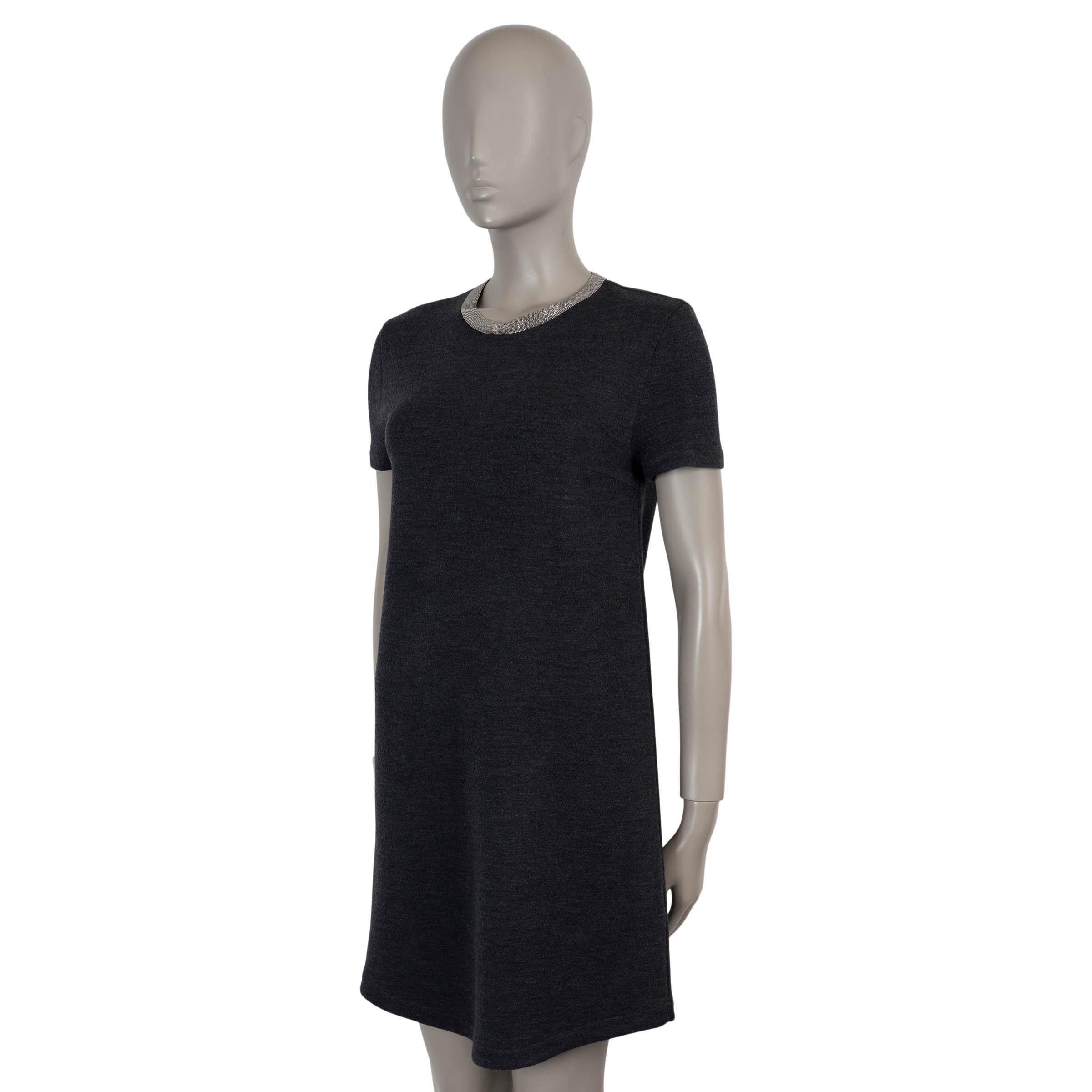Dieses 100% authentische Strickkleid von Brunello Cucinelli ist aus weicher anthrazitfarbener Wolle (100%) gefertigt und verströmt den für die Marke charakteristischen ruhigen Luxus. Es zeichnet sich durch eine entspannte, gerade Silhouette mit