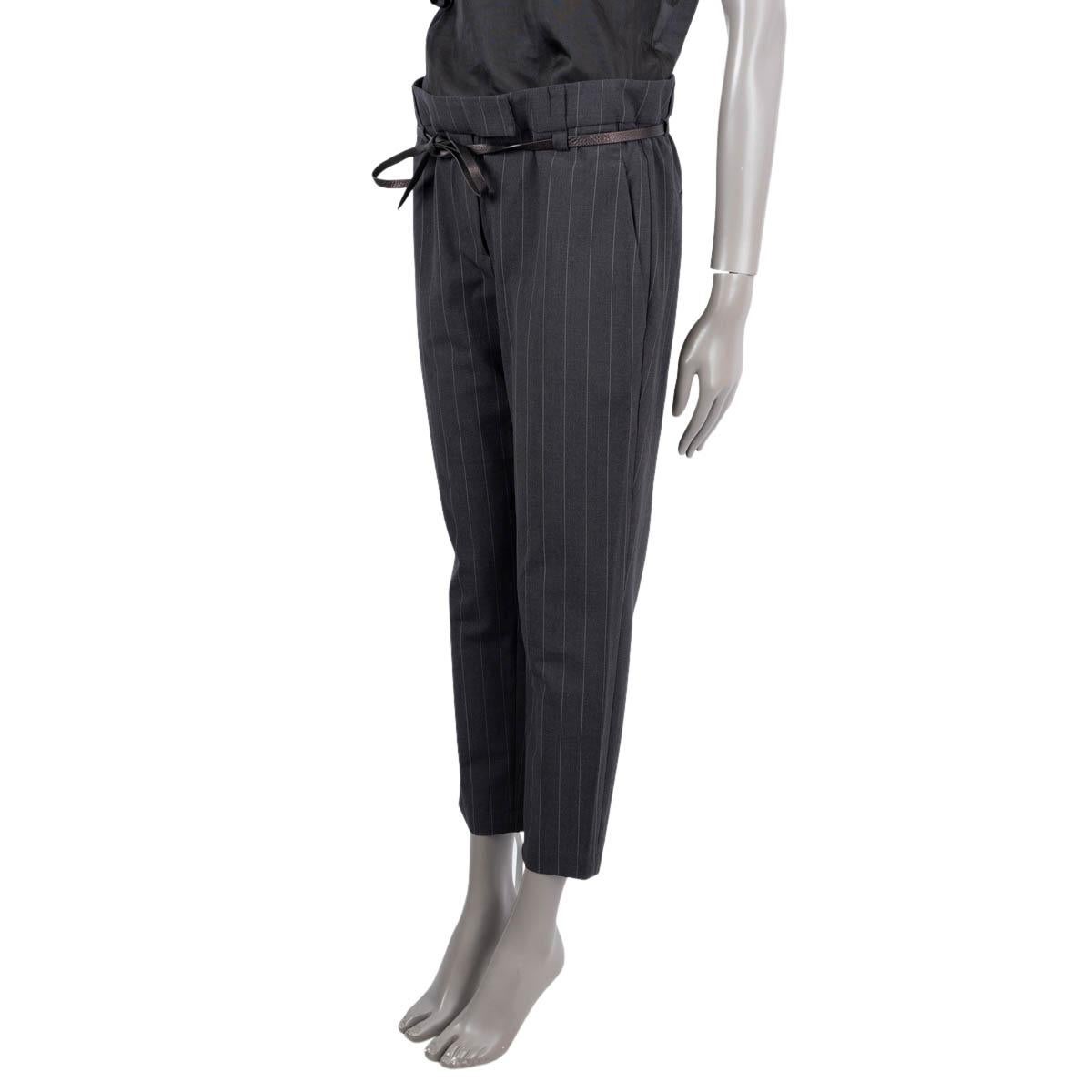 100% authentique Brunello Cucinelli pantalon ceinturé à pinces en laine grise (74%), polyamide (23%), élasthanne (2%) et polyester (1%). Avec deux poches sur les côtés et deux poches passepoilées au dos. Se ferme à l'aide d'un bouton, d'un crochet