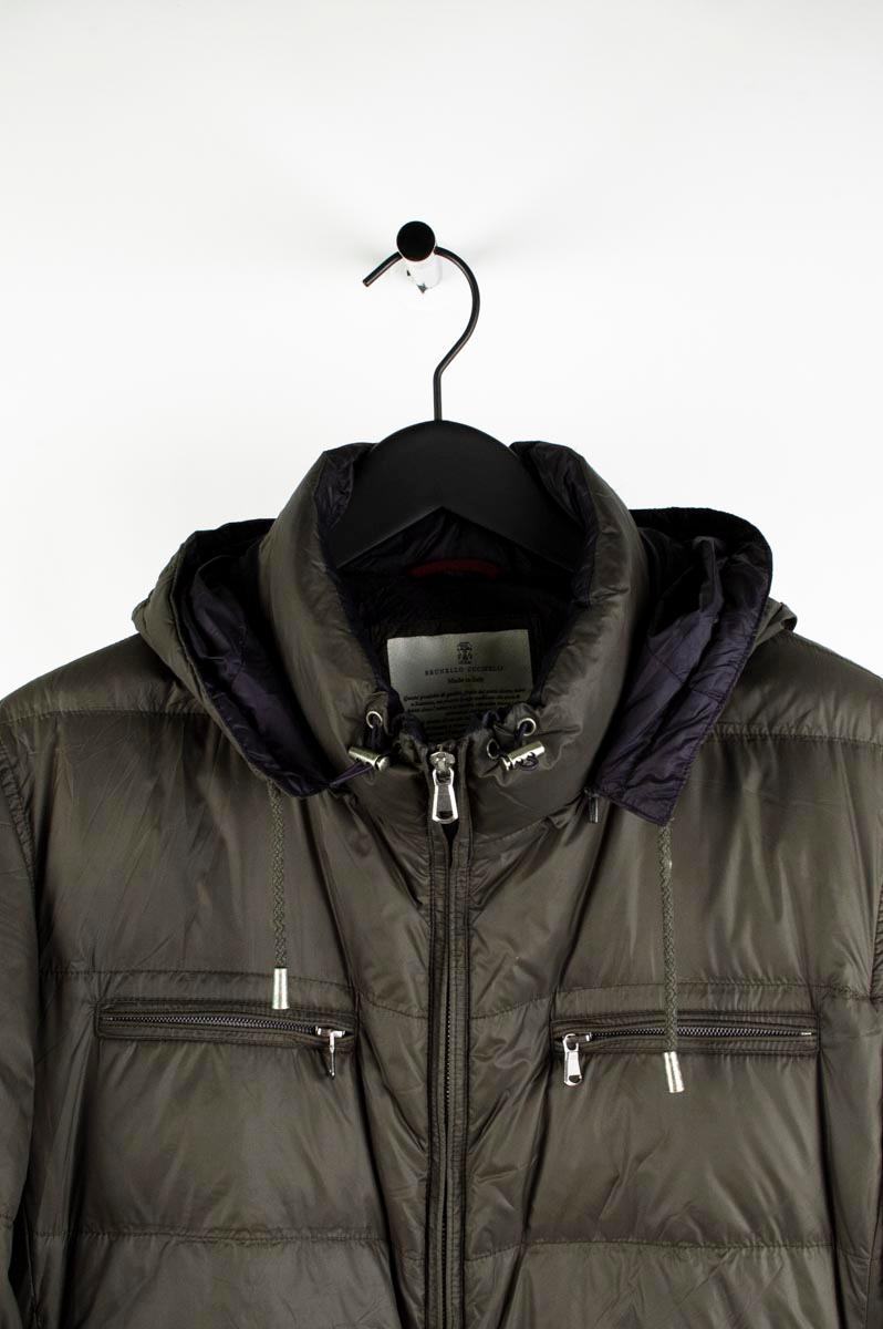 Item for sale is 100% genuine Brunello Cucinelli Hooded Puffer Nylon Men Jacket Size M
Color: Khaki
(An actual color may a bit vary due to individual computer screen interpretation)
Material: 100% nylon
Tag size: M
This jacket is great quality item.