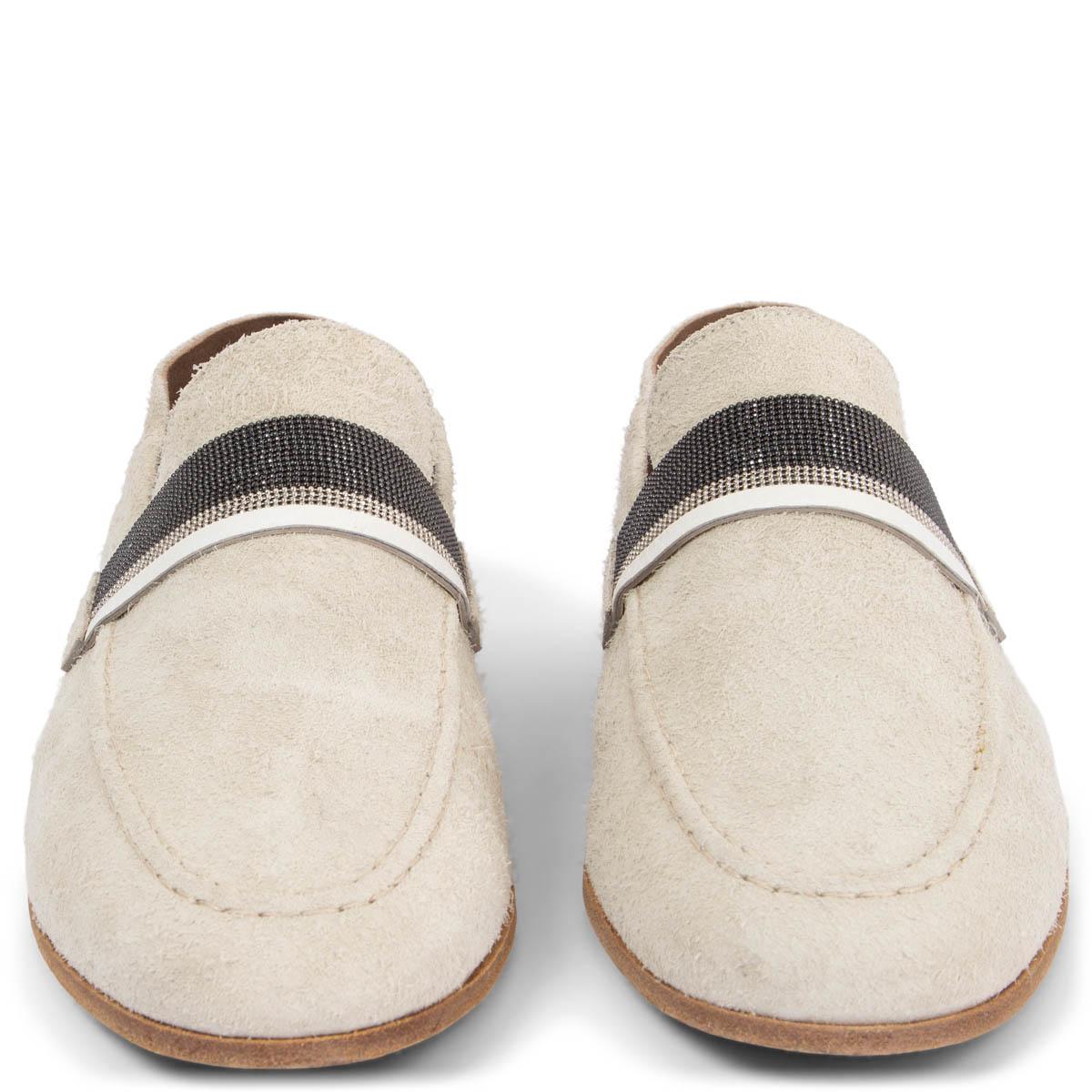 100% autentici mocassini Brunello Cucinelli in pelle scamosciata color gesso impreziositi da perline Monili in grigio scuro e argento con finiture in pelle bianca. Sono stati indossati e sono in ottime condizioni. 

Misure
Dimensione