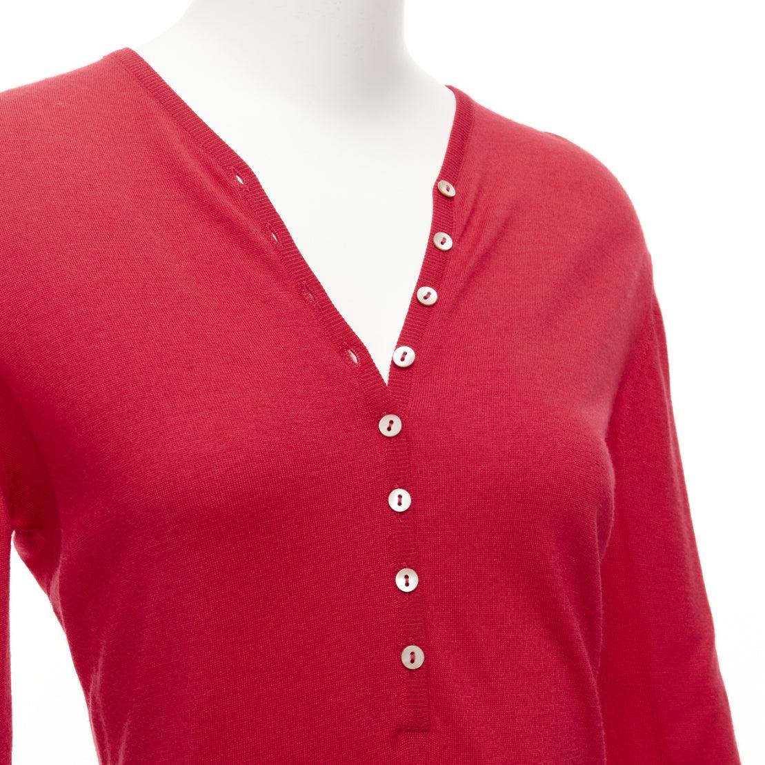 BRUNELLO CUCINELLI JOYCE red cashmere silk button up drop shoulder sweater S
Reference: NKLL/A00159
Brand: Brunello Cucinelli
Collection: JOYCE
Material: Cashmere, Silk
Color: Red
Pattern: Solid
Closure: Button
Made in: Italy

CONDITION:
Condition: