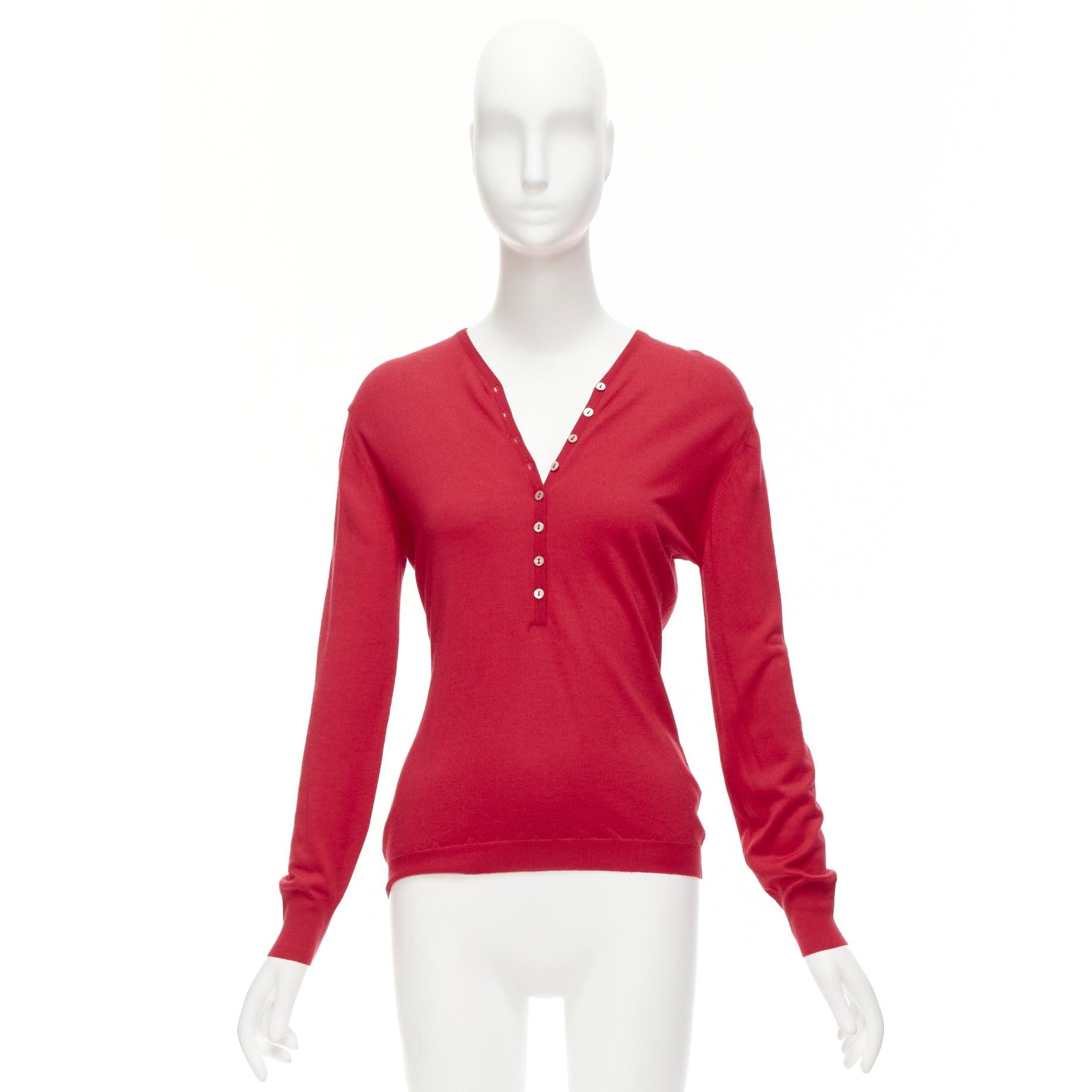 BRUNELLO CUCINELLI JOYCE Pull à épaules dénudées boutonné en cachemire rouge S en vente 4