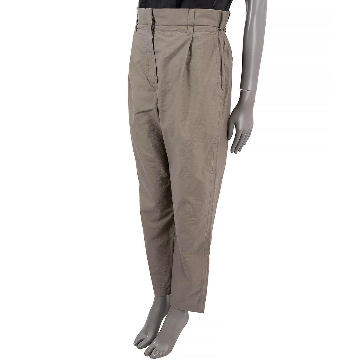 100% authentic Brunello Cucinelli crinkled paperbag waist pants in khaki cotton (75%) and polyamide (43%) with two pockets on the front, two welt pockets on the back. Close with a concealed zipper and one push button on the front. Unlined. Have been