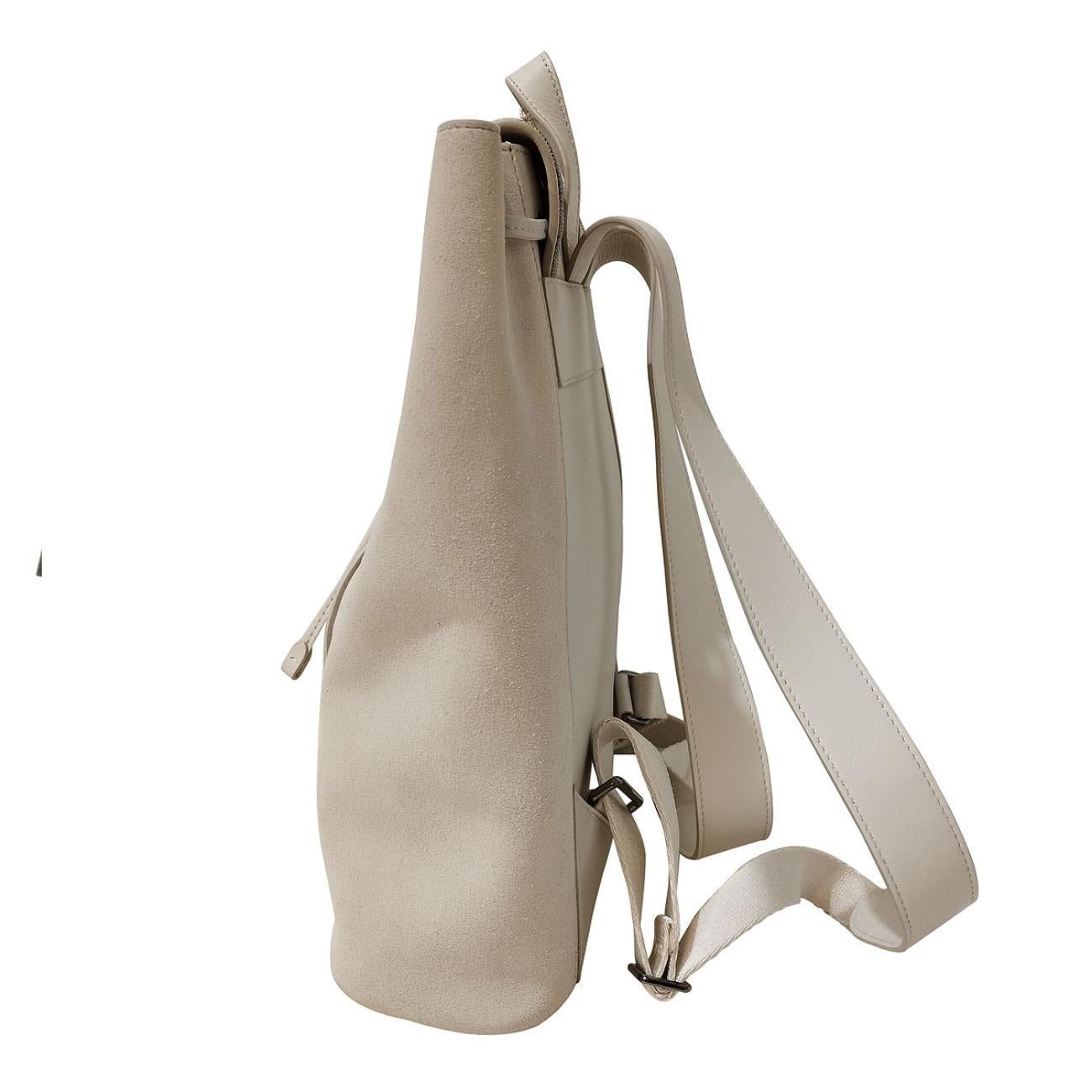 Leather backpack
Suede
Iced color
Rhodium monili
Internal zip pocket
Cm 33 x 23 x 11 (11,4 x 9 x 4,33 inches)
Original price € 2400
