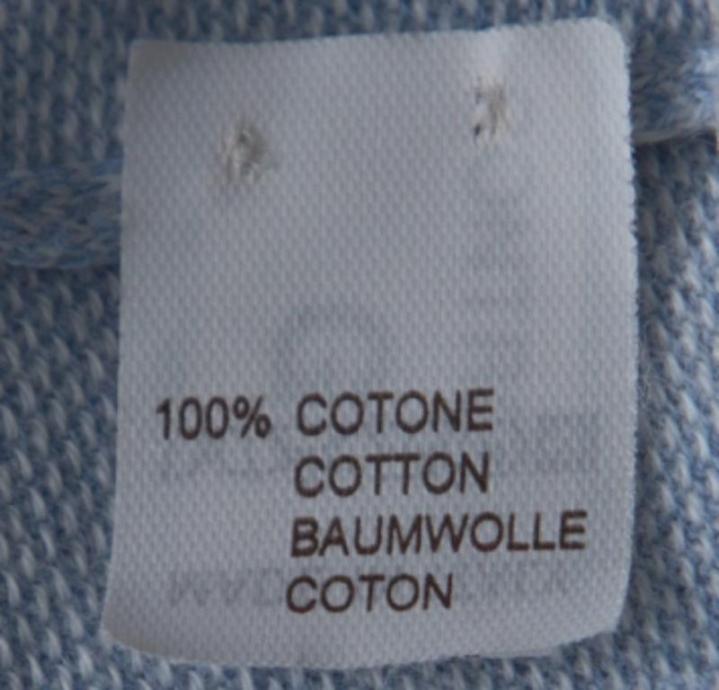 Ce pull de Brunello Cucinelli est une création qui égayera vos journées. Luxueusement confectionné dans le coton le plus fin, ce pull bleu clair est doté de manches longues, d'un col en V et de bordures grises contrastantes. Adoptez un look très