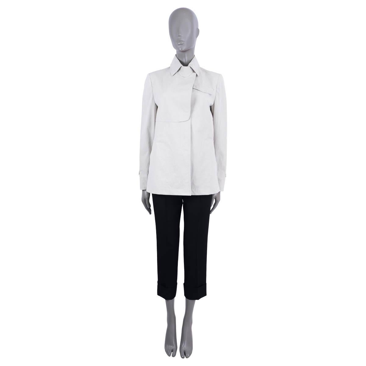 Veste Brunello Cucinelli 100% authentique en coton gris clair (100%). Il comporte une poche à rabat sur la poitrine, deux poches sur le devant et des poignets ceinturés. S'ouvre par quatre boutons dissimulés sur le devant. Doublure en soie (92%) et