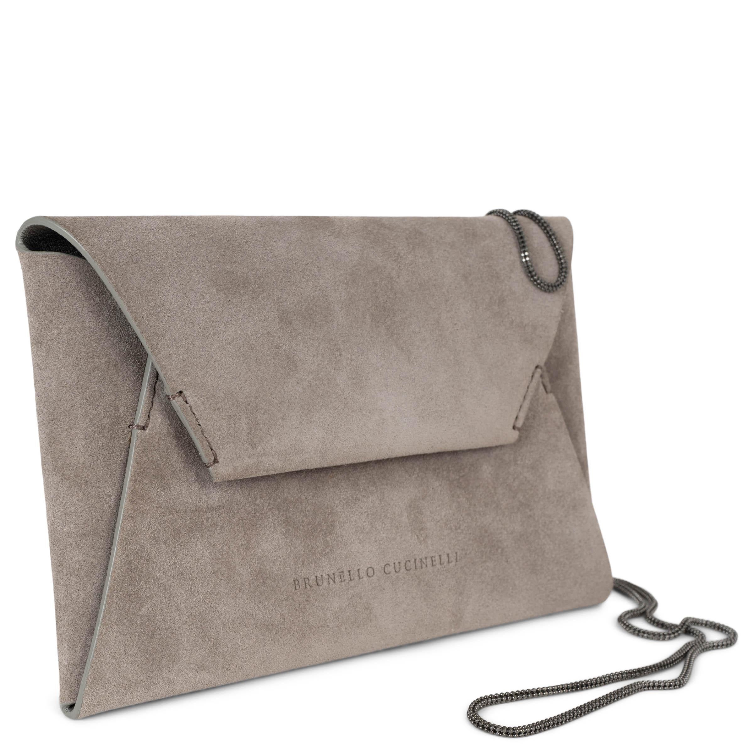 Diese 100% authentische Brunello Cucinelli Duo Umschlagtasche aus hellgrauem Wildleder ist ein raffiniertes Accessoire, das nahtlos vom Tag zum Abend übergeht. Sie verfügt über einen abnehmbaren Riemen aus vier zarten Reihen von Monili-Perlen, mit