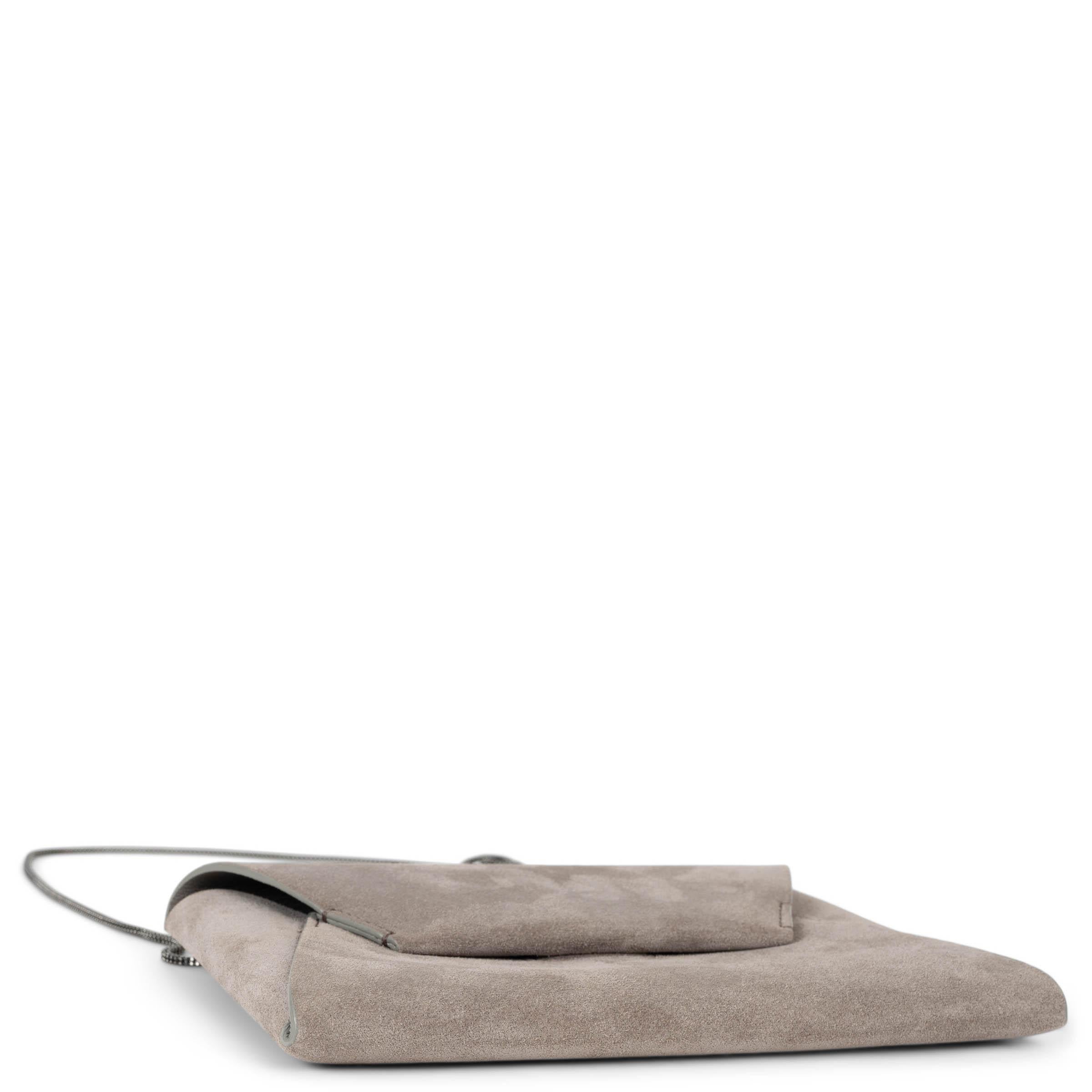 BRUNELLO CUCINELLI Hellgraue Umhängetasche aus Wildleder 2025 DUO ENVELOPE Umhängetasche Clutch im Zustand „Hervorragend“ im Angebot in Zürich, CH