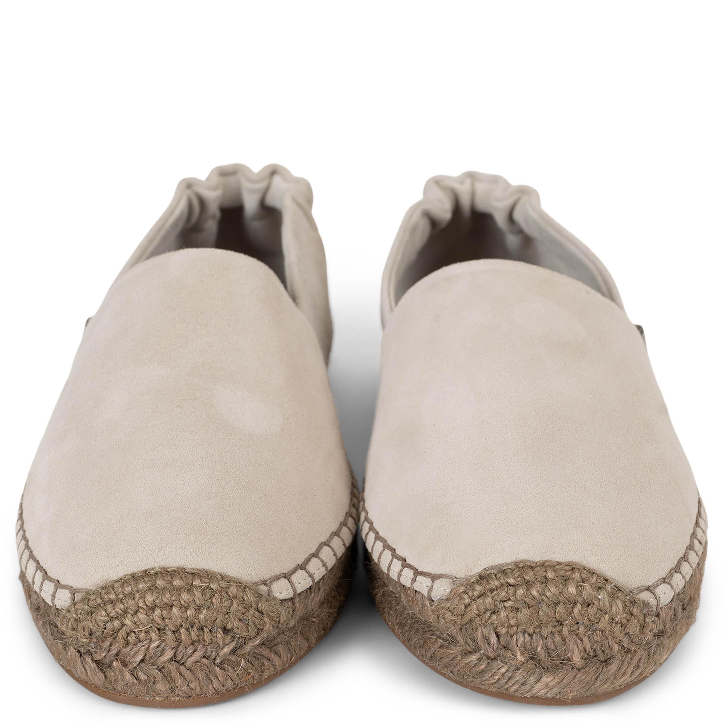 Estas alpargatas 100% auténticas de Brunello Cucinelli están confeccionadas en ante de color topo claro e incorporan un talón elástico para un ajuste cómodo. Acentuadas con la característica lengüeta de cuentas Monili, se asientan sobre las clásicas