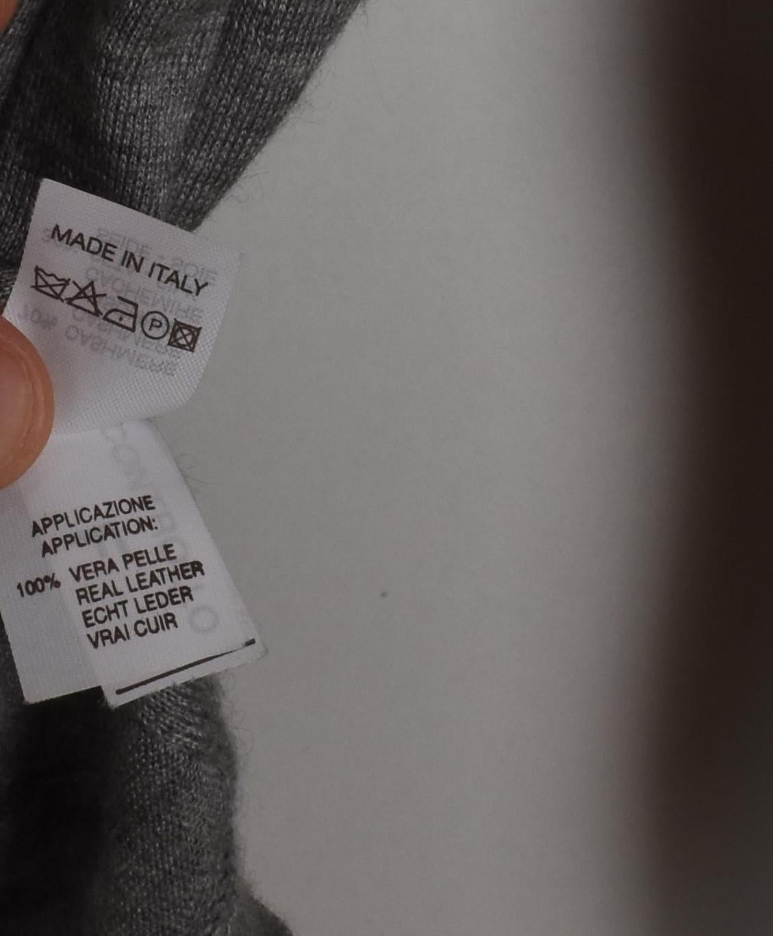 Compruebe mis otros listados. Tiene a la venta mucha más ropa de diseño. Abierto a cualquier oferta.
El artículo en venta es 100% auténtico Brunello Cucinelli Jersey de cuello redondo de piel App Hombre, S1561, VIPE0
Color: Gris claro
(El color real