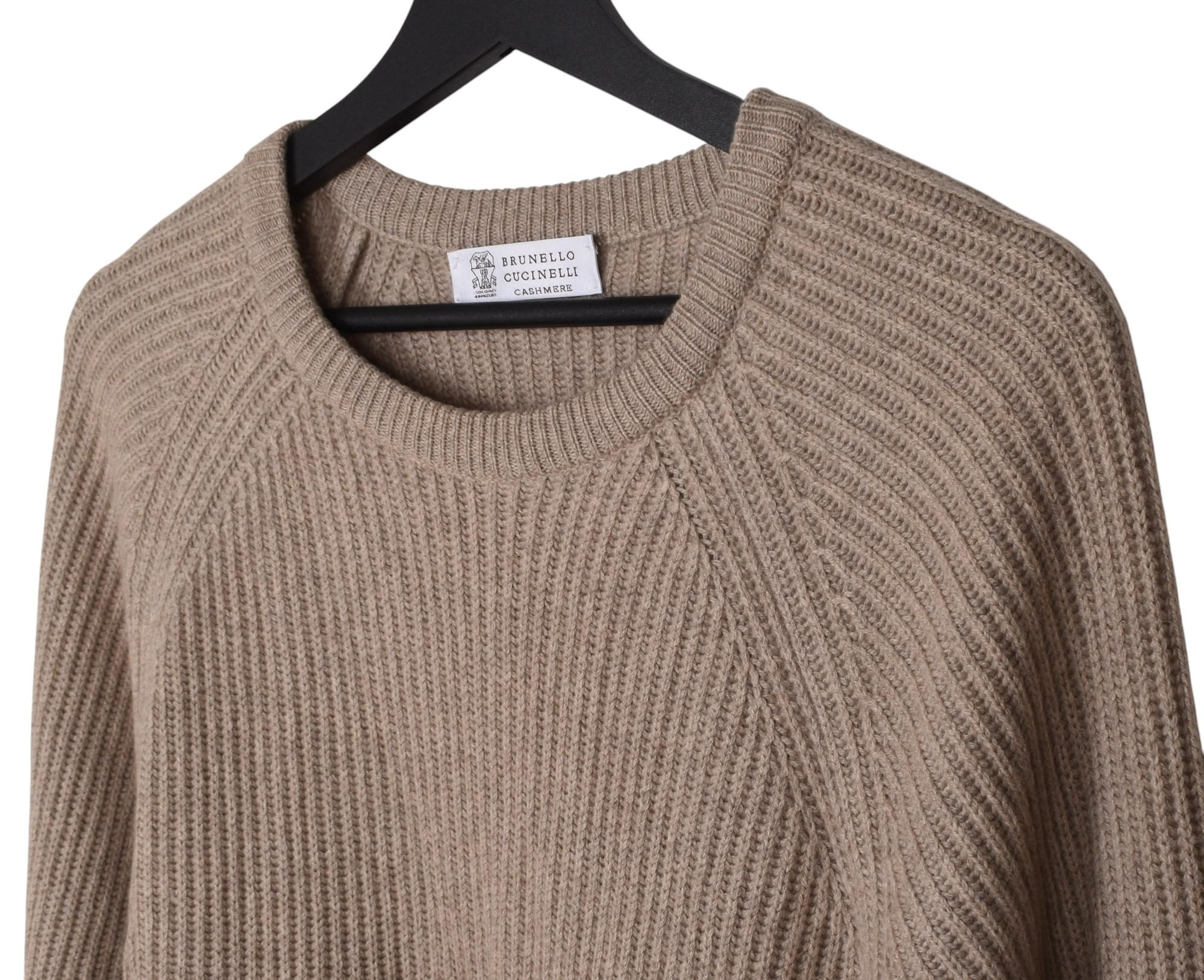 Consultez mes autres annonces. A beaucoup d'autres vêtements de marque à vendre. Ouvert à toutes les offres.
L'article mis en vente est 100% authentique Brunello Cucinelli Crew Neck Men Cashmere Sweater, S1539, DUTR8
Couleur : sable
(La couleur