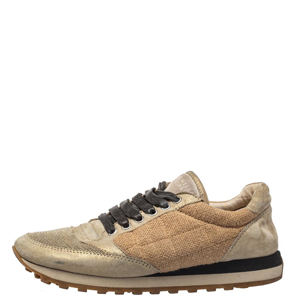 Enjoy footwear ease with this pair of sneakers by Brunello Cucinelli. They've been crafted from jute as well as suede and designed with glitter, round toes, lace-up on the vamps, and Monili details. The fabric insoles and rubber outsoles add to the