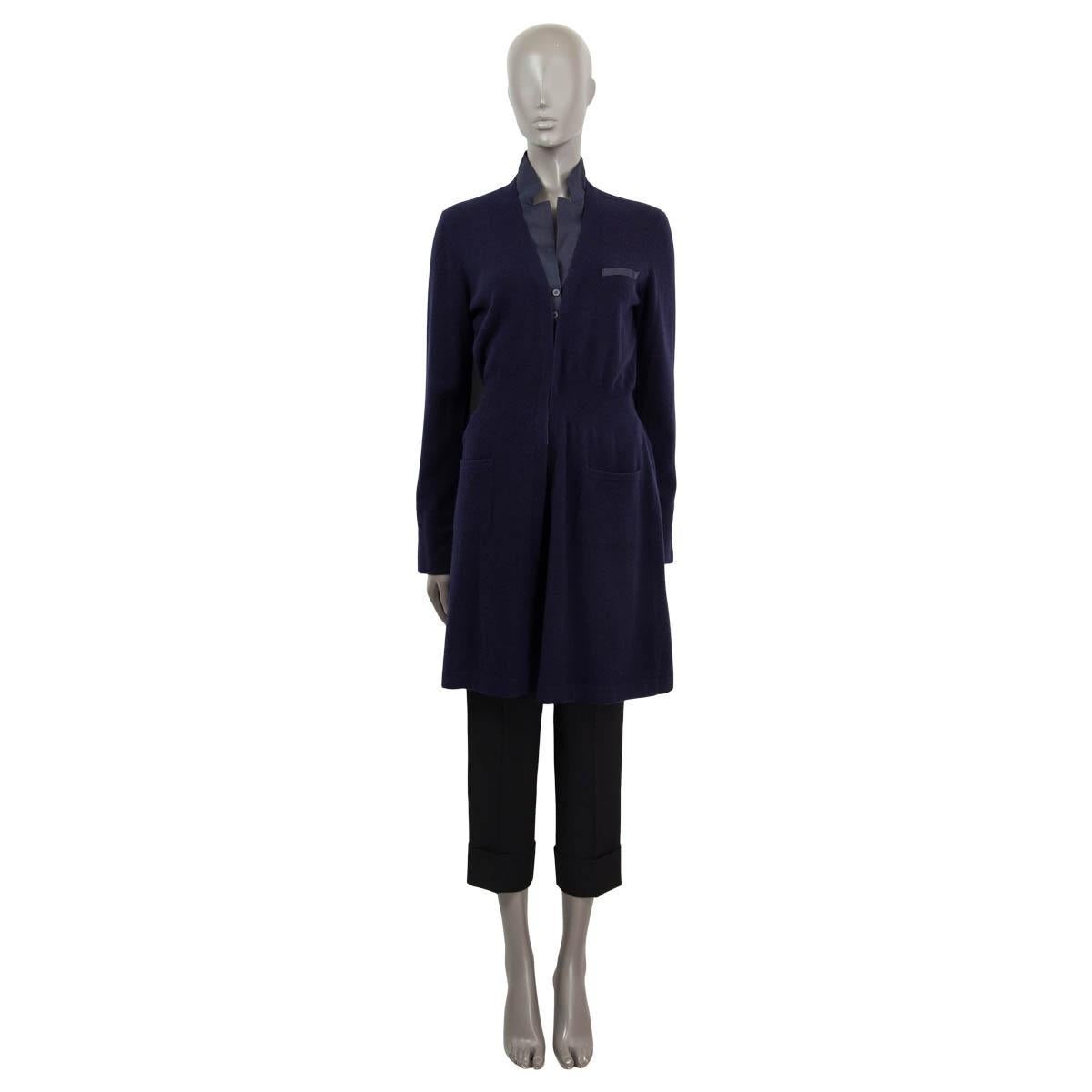 Gilet long Brunello Cucinelli 100% authentique en cachemire bleu marine (100%) avec un col fantaisie en ramie (100%). Se ferme par des boutons sur le devant. État neuf.

Mesures
Taille de l'étiquette	L
Taille	L
Largeur de l'épaule	46cm