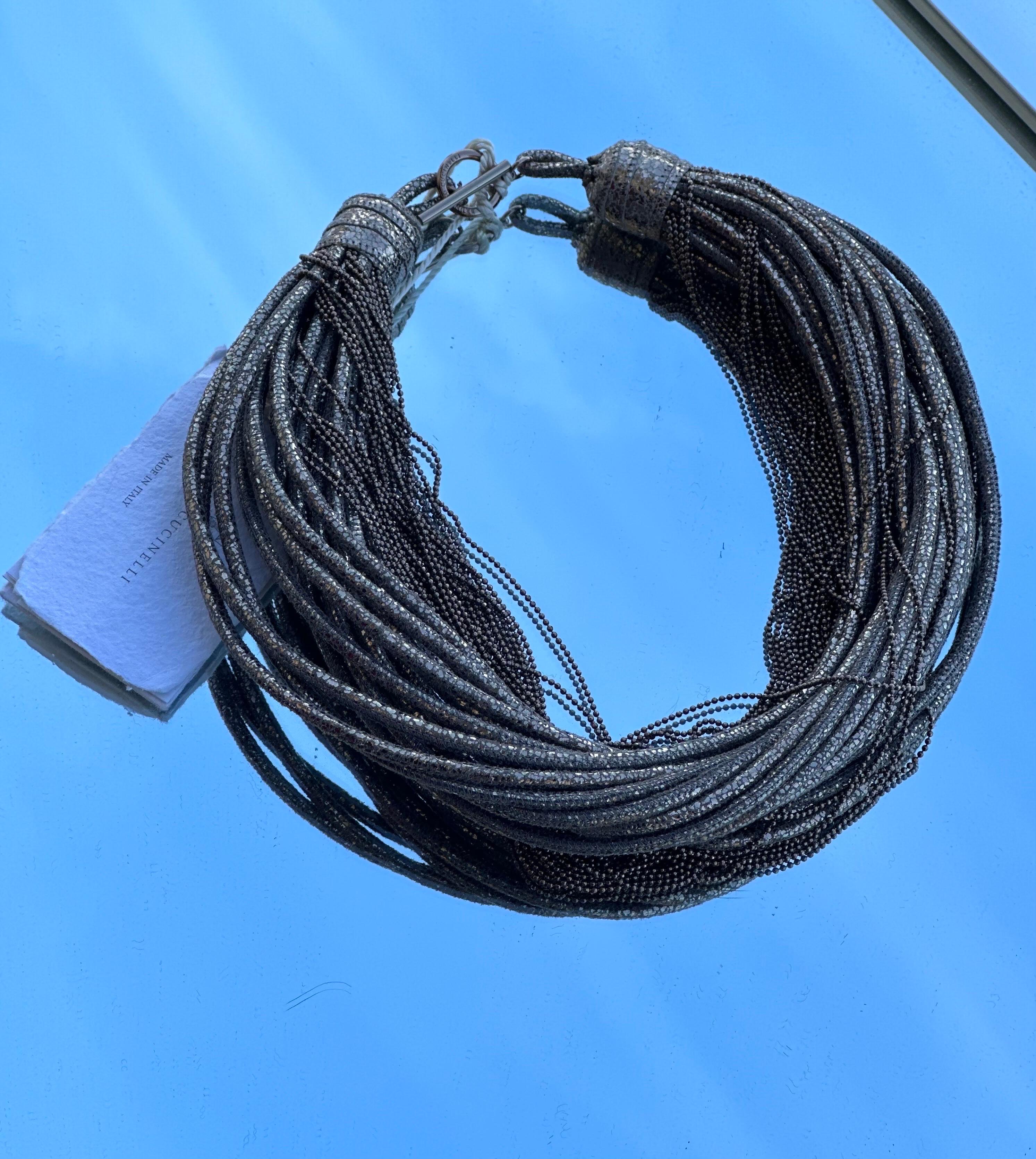 Brunello Cucinelli necklace in leather and free brass jewellery.
New with tag, comes in a cashmere dust bag.
Ideal jewel for any occasion, completely hypoallergenic and with silver closures. Its neutral but iridescent color makes the accessory