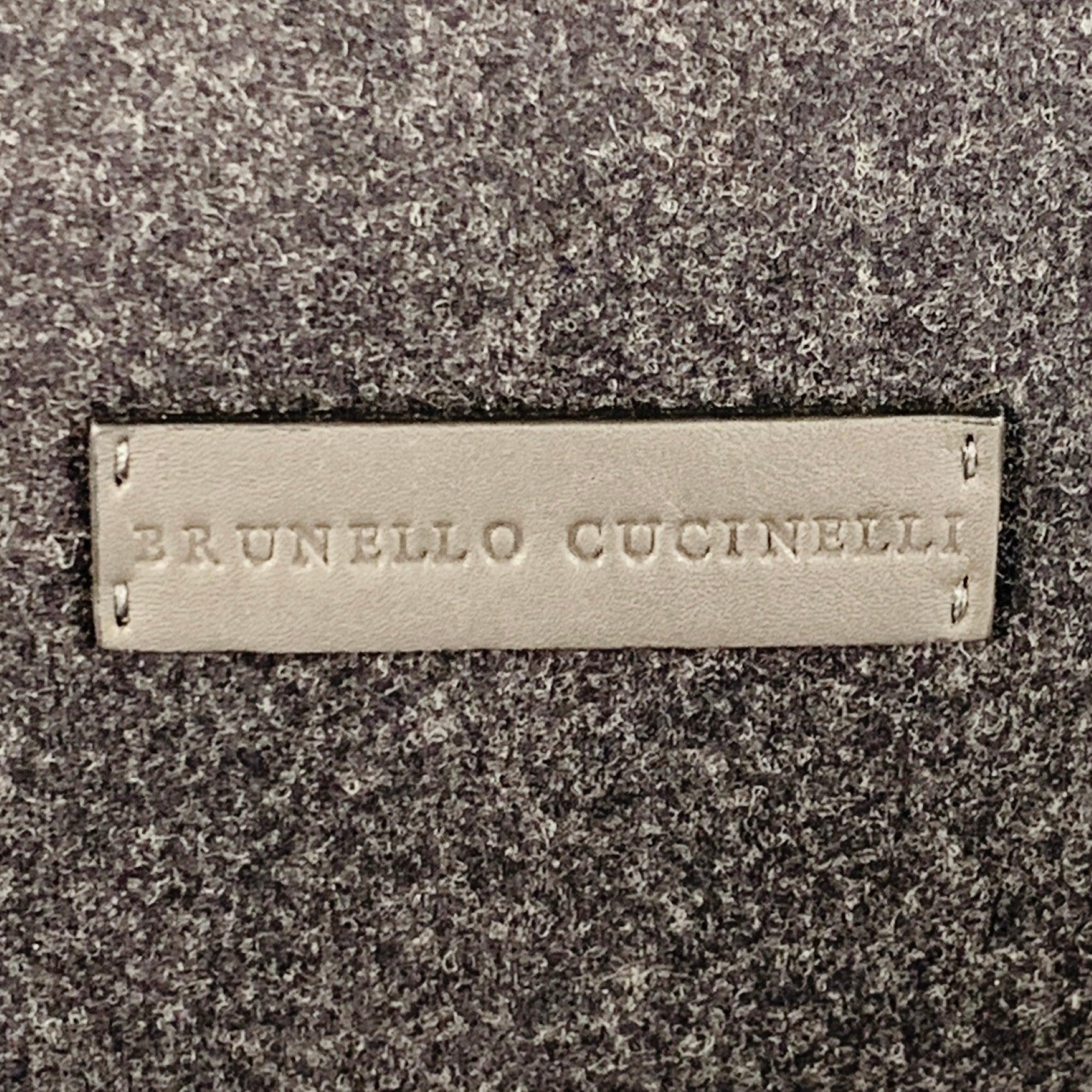 BRUNELLO CUCINELLI Reisetasche
aus grauem Wollflanell mit einem geräumigen Innenfach für Schuhe, einem einzelnen Leder-Tragegriff und einem Reißverschluss. Hergestellt in Italien &New with Tags. 

Abmessungen: 
  Länge: 9,5 Zoll Breite: 4,5 Zoll