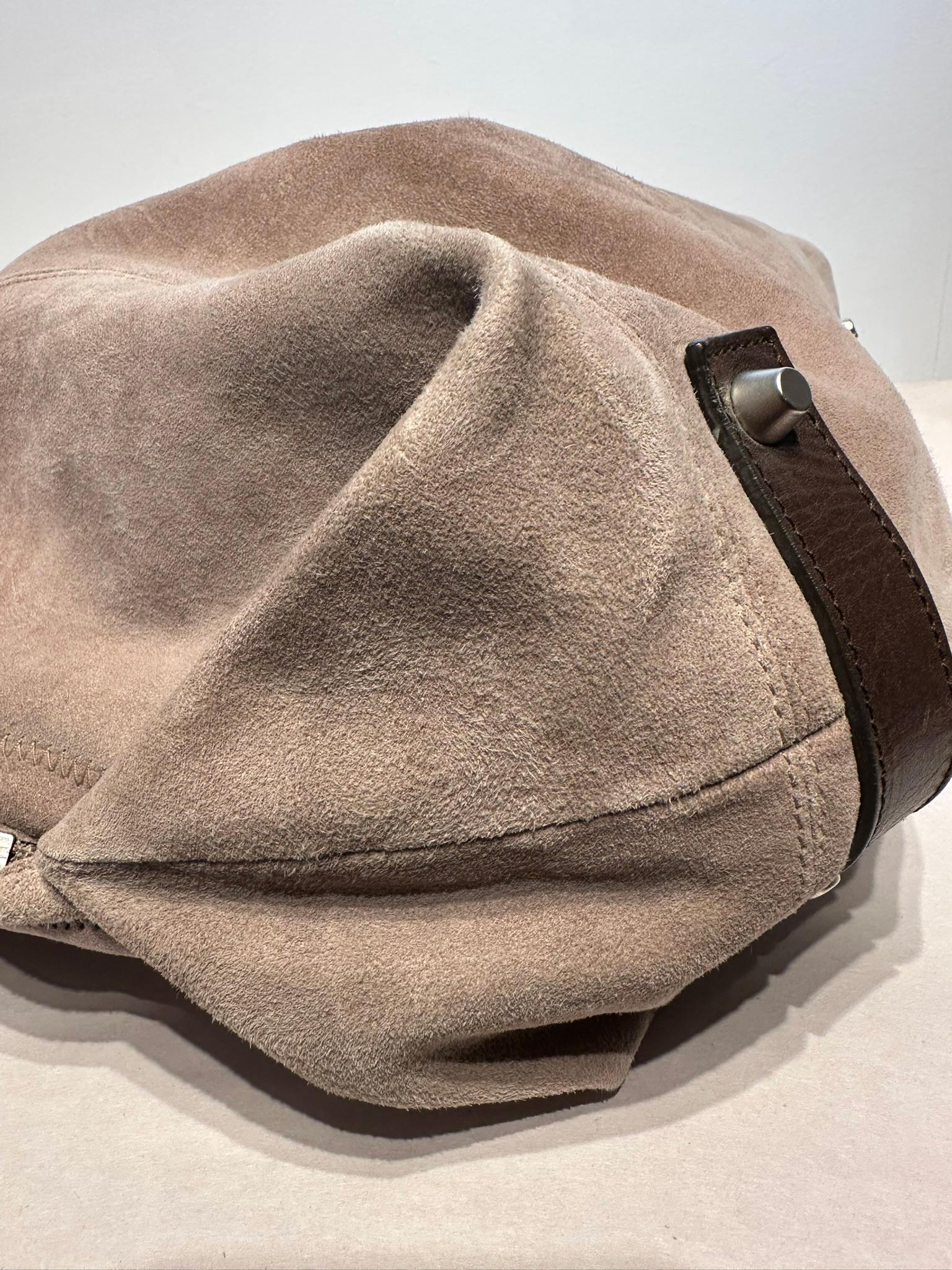 Brunello Cucinelli Blassgraues Wildleder Reißverschluss Seiten Leder Griffe  Tragetasche im Angebot 7