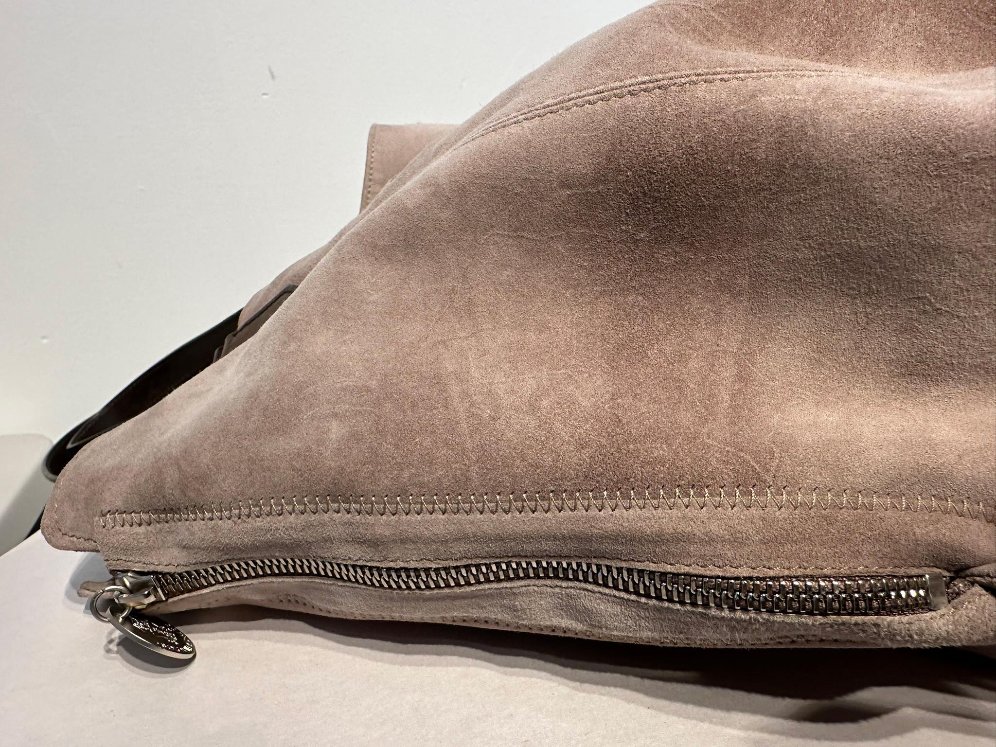 Brunello Cucinelli Blassgraues Wildleder Reißverschluss Seiten Leder Griffe  Tragetasche im Angebot 9
