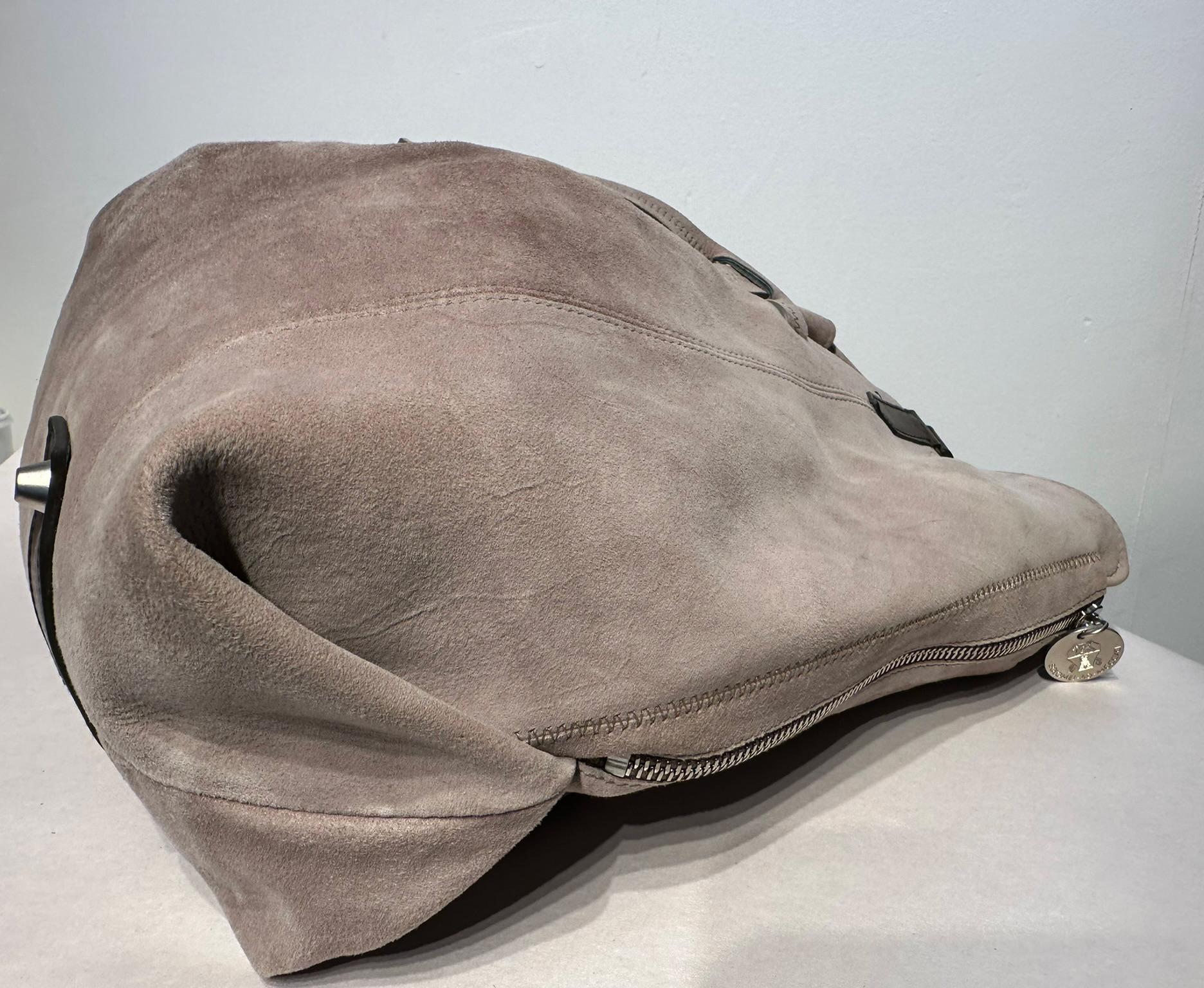 Brunello Cucinelli Blassgraues Wildleder Reißverschluss Seiten Leder Griffe  Tragetasche im Angebot 10