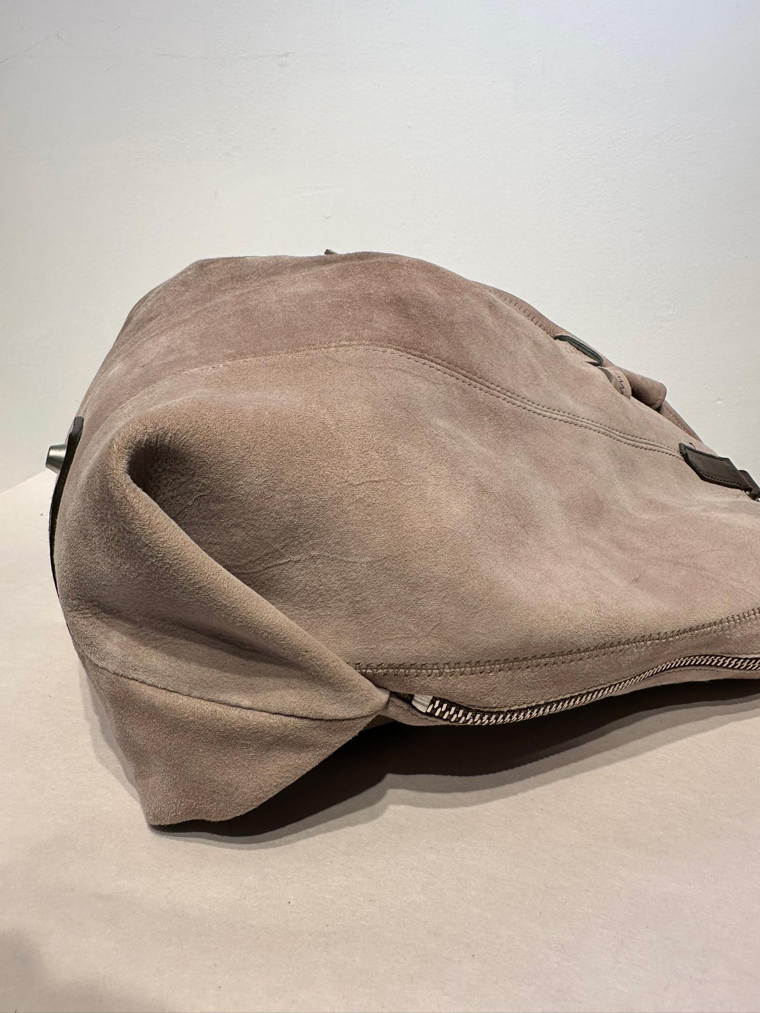 Brunello Cucinelli Blassgraues Wildleder Reißverschluss Seiten Leder Griffe  Tragetasche im Angebot 11