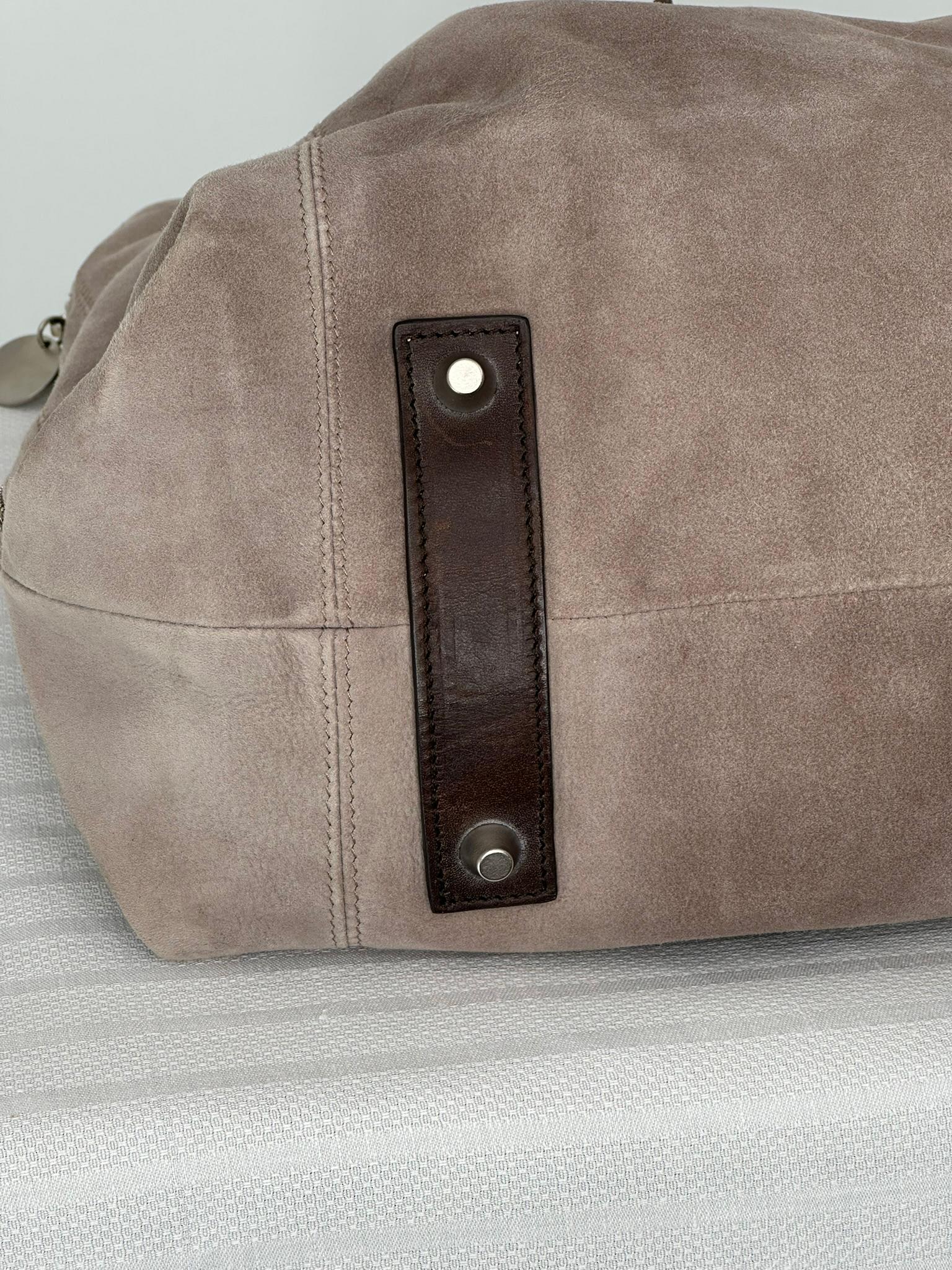 Brunello Cucinelli Blassgraues Wildleder Reißverschluss Seiten Leder Griffe  Tragetasche im Angebot 14