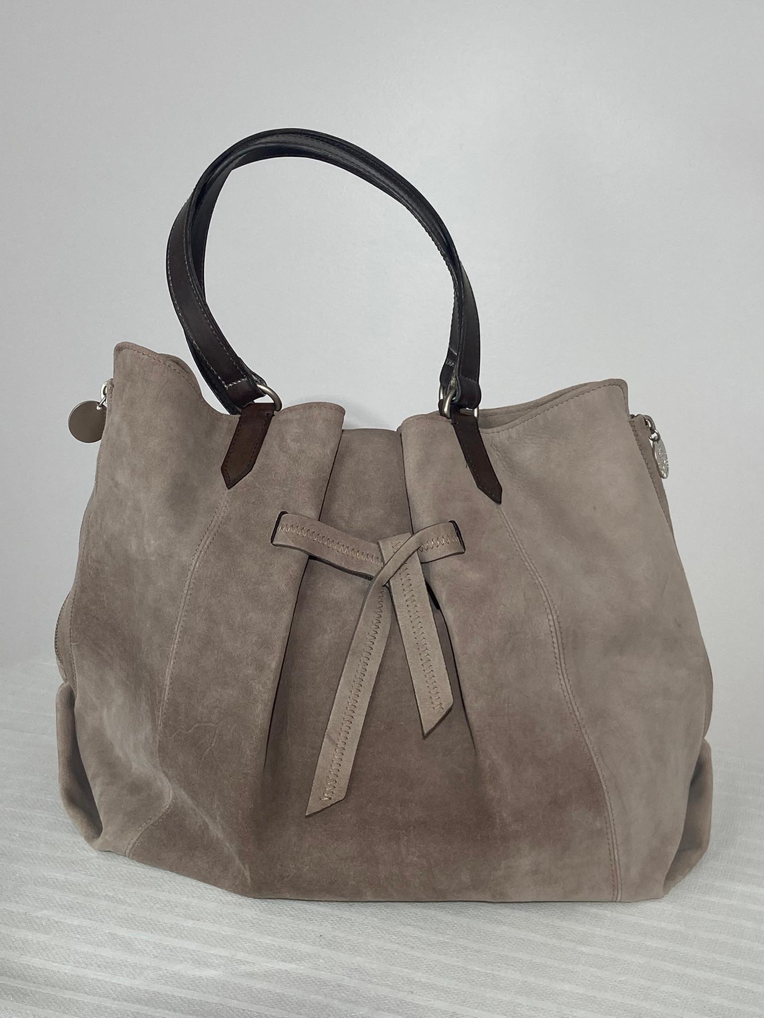 Bunello Cucinelli hellgraues Veloursleder, silberne Beschläge, vertikale seitliche Reißverschlüsse mit runden Logo-Zügen, mit Leinen gefütterte Tote Bag mit dunkelbraunen Ledergriffen. Diese schöne Tasche ist leicht zu tragen und perfekt für den