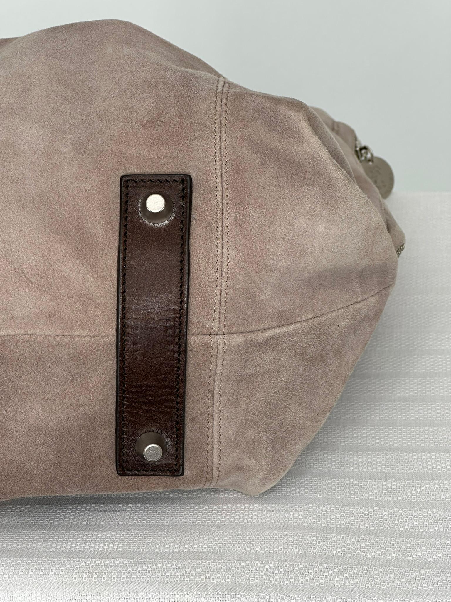 Brunello Cucinelli Blassgraues Wildleder Reißverschluss Seiten Leder Griffe  Tragetasche im Angebot 15