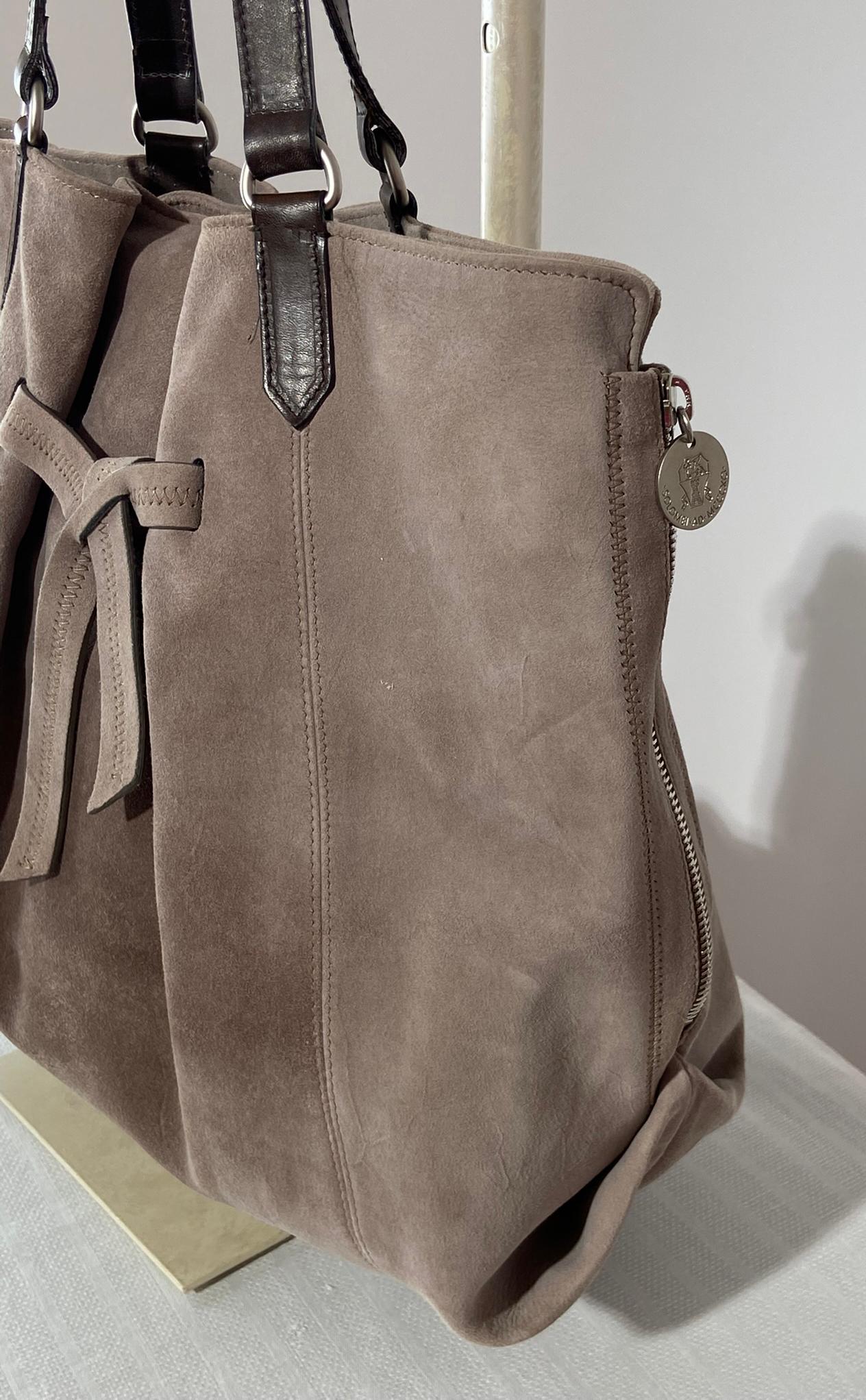 Brunello Cucinelli Blassgraues Wildleder Reißverschluss Seiten Leder Griffe  Tragetasche im Angebot 2