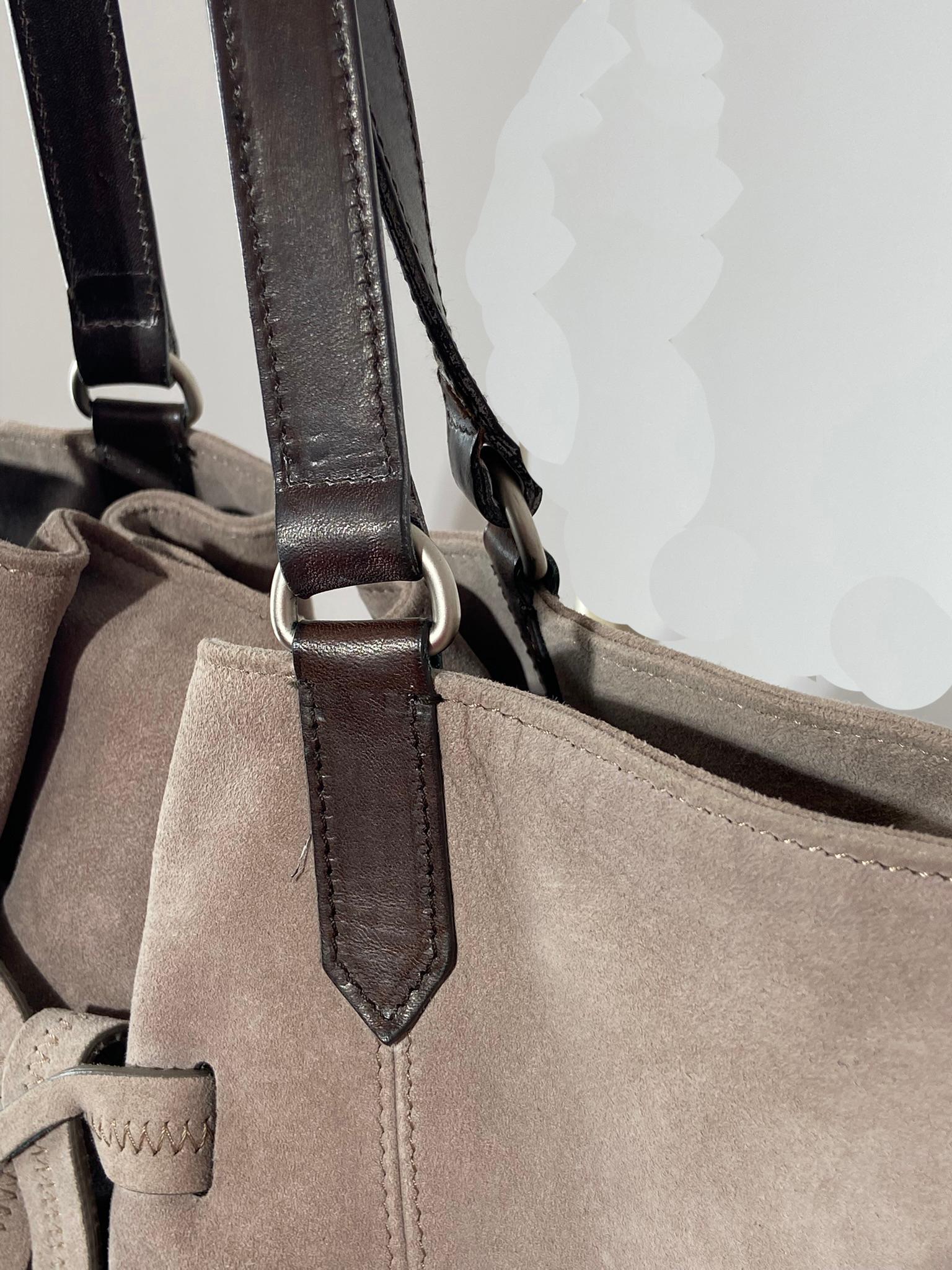 Brunello Cucinelli Blassgraues Wildleder Reißverschluss Seiten Leder Griffe  Tragetasche im Angebot 3