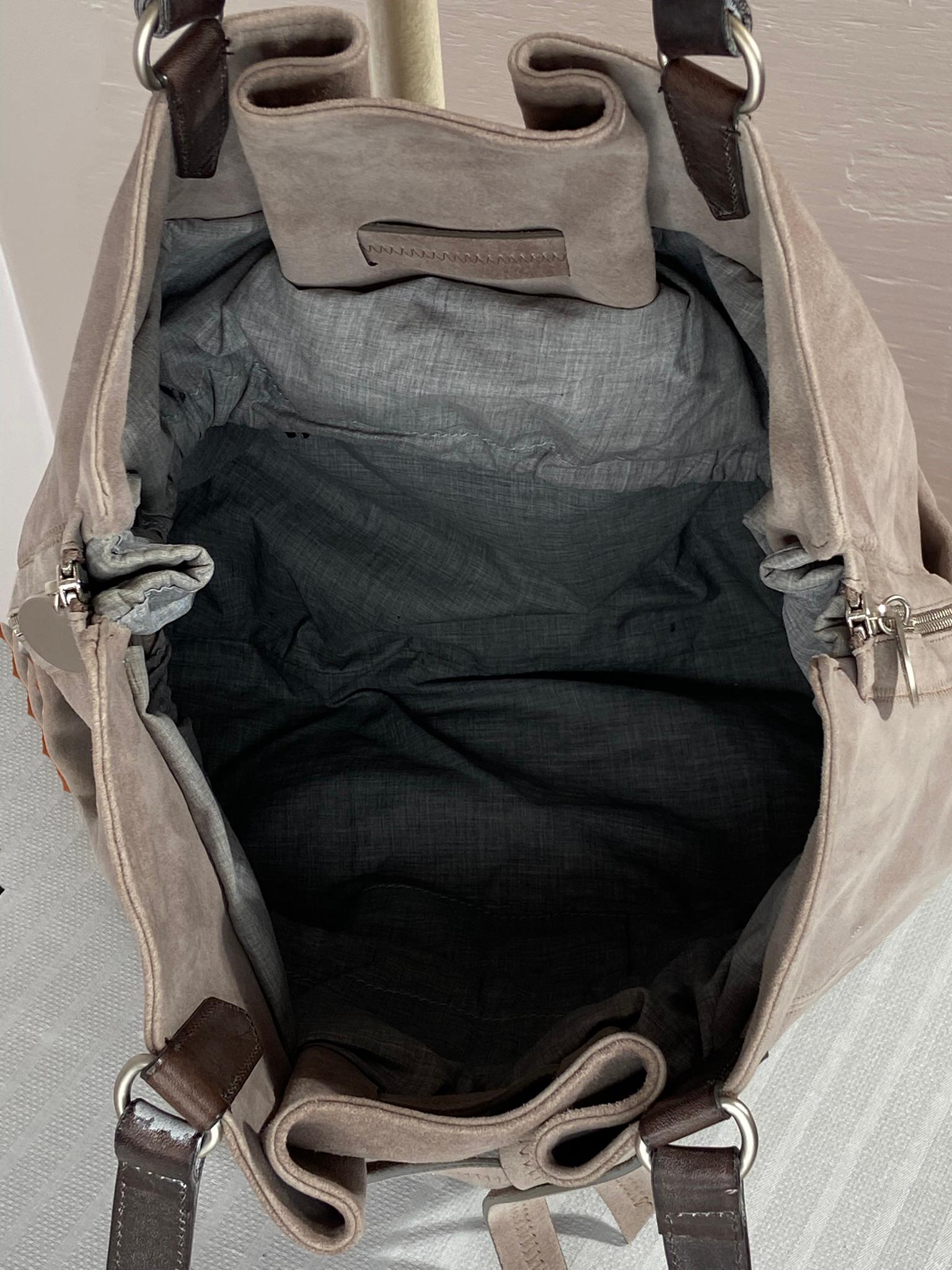 Brunello Cucinelli Blassgraues Wildleder Reißverschluss Seiten Leder Griffe  Tragetasche im Angebot 4