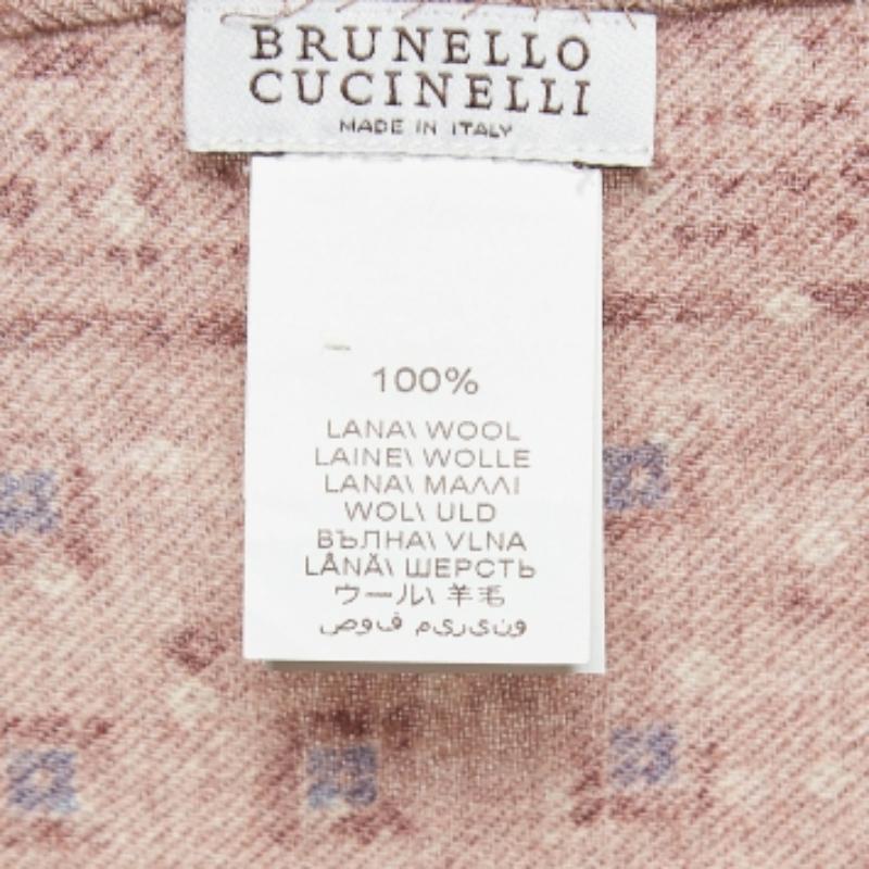 El pañuelo rosa de Brunello Cucinelli está hecho de lana. Tiene los bordes pulcramente dobladillados y estampados por todas partes. Fabricado en Italia.