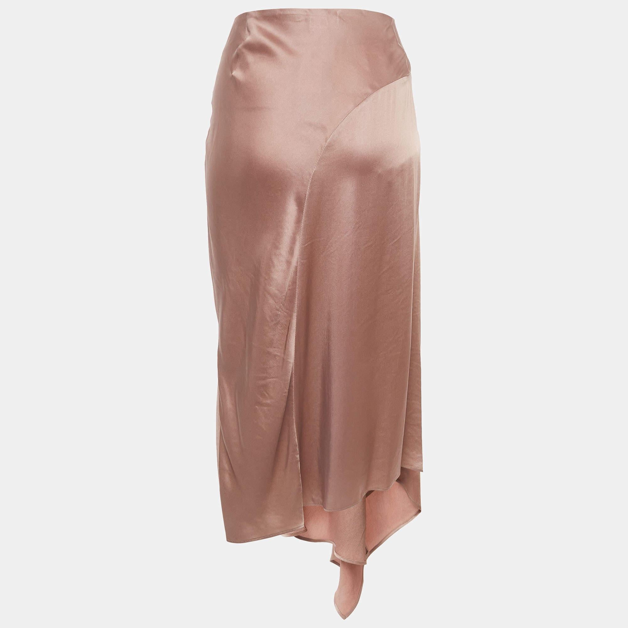 This lovely skirt is beautifully stitched from fine fabric into a flattering silhouette. Pair it with a simple top and strappy heels for a chic look.

