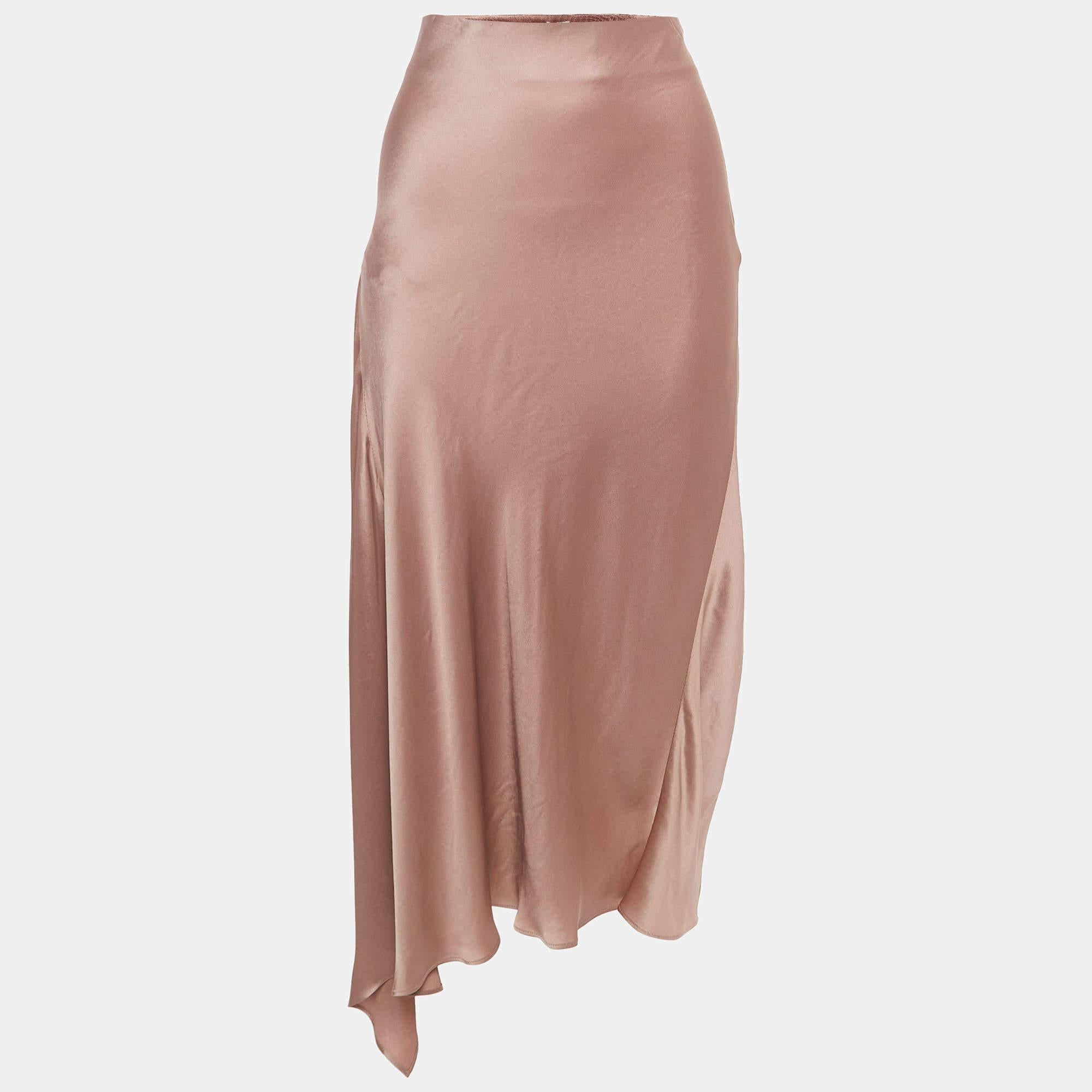 This lovely skirt is beautifully stitched from fine fabric into a flattering silhouette. Pair it with a simple top and strappy heels for a chic look.

