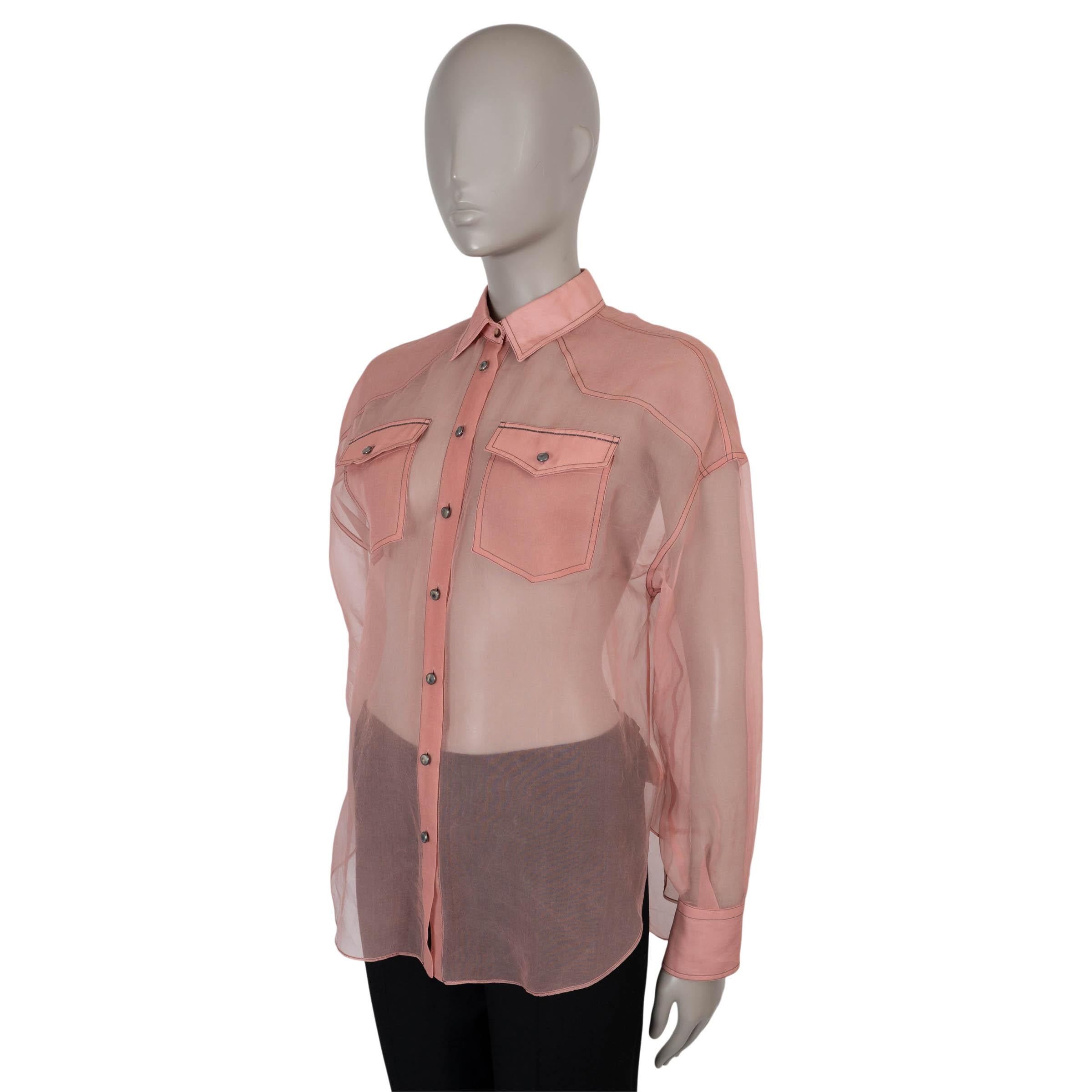 Esta camisa Western 100% auténtica de Brunello Cucinelli está confeccionada en organza de seda rosa (100%). Presenta una silueta relajada y fluida con corte de túnica, cuello de pico, detalles de canesú occidental y bolsillos dobles con solapa en el