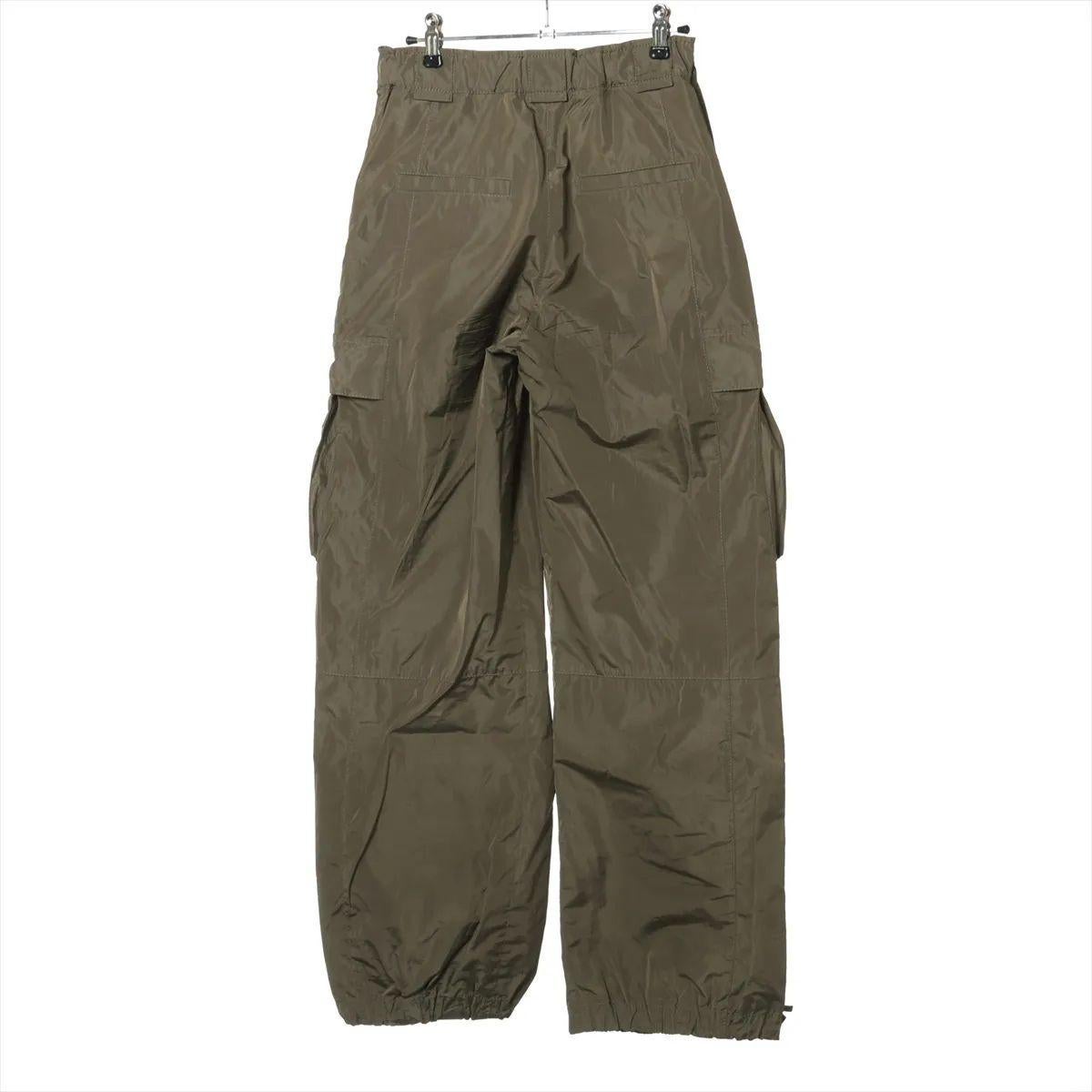 Los Pantalones Cargo Brunello Cucinelli de poliéster en color caqui combinan el estilo utilitario con la refinada artesanía italiana. Fabricados en poliéster ligero y duradero, presentan un ajuste relajado pero entallado que ofrece comodidad y