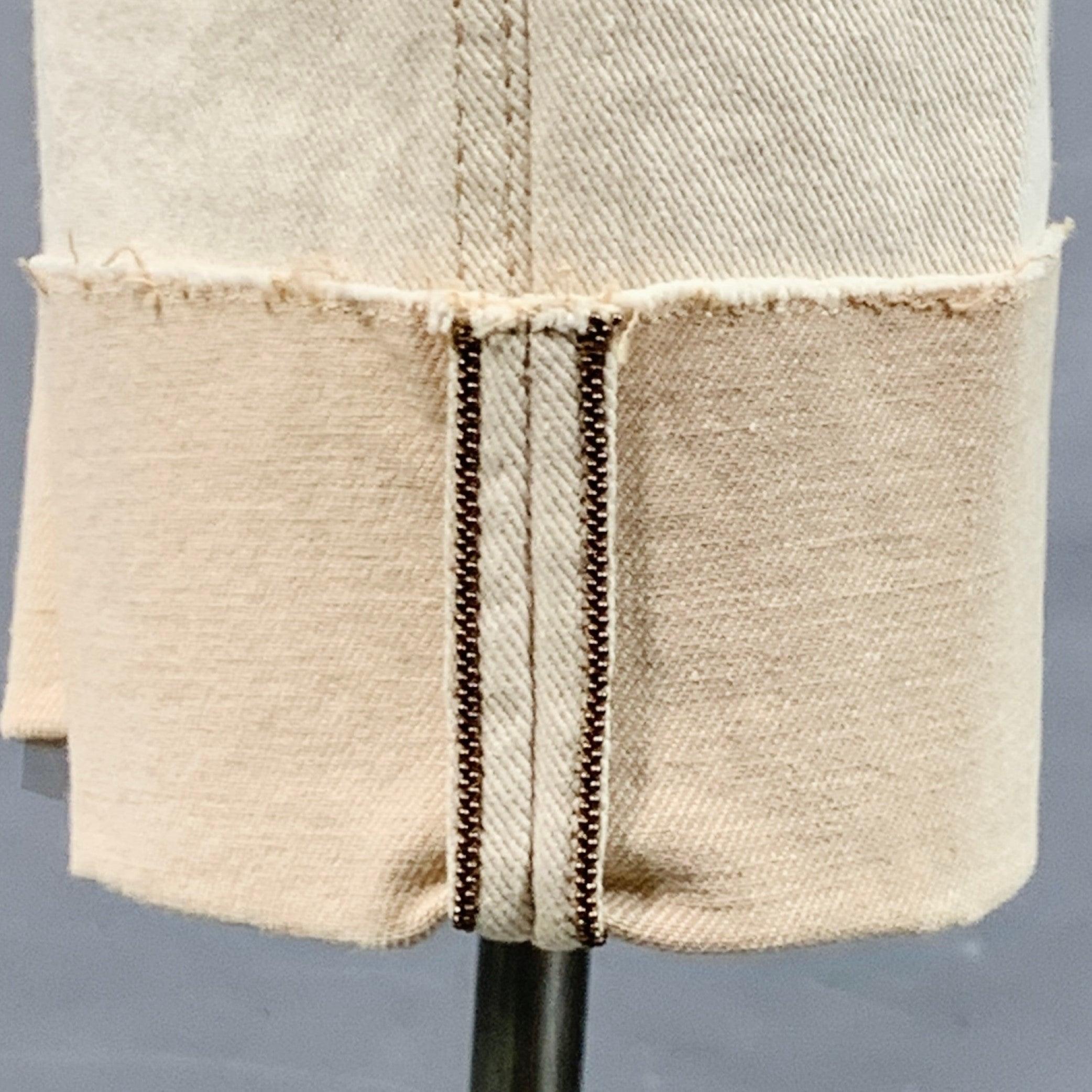 Pantalones informales BRUNELLO CUCNELLI
en sarga de mezcla de algodón elástico beige, con cinco bolsillos con pespuntes de contraste marrones, pernera ajustada con detalles de abalorios Monili y bragueta con cremallera. Nuevo con etiquetas.