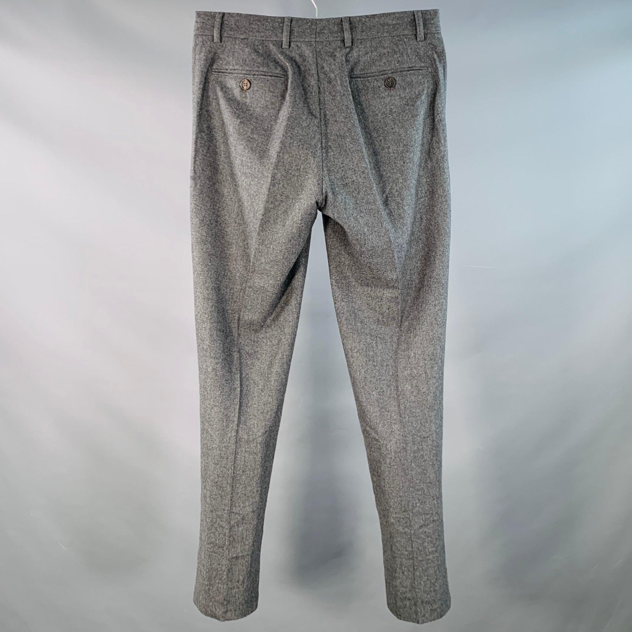 BRUNELLO CUCINELLI Kleid Hose
aus heidegrauer Wolle mit flacher Vorderseite, konisch zulaufendem Bein und Hosenschlitz mit Knopfverschluss. Hergestellt in Italien, guter gebrauchter Zustand. Mäßige Note. 

Markiert:   IT 48 

Abmessungen: 
  Taille: