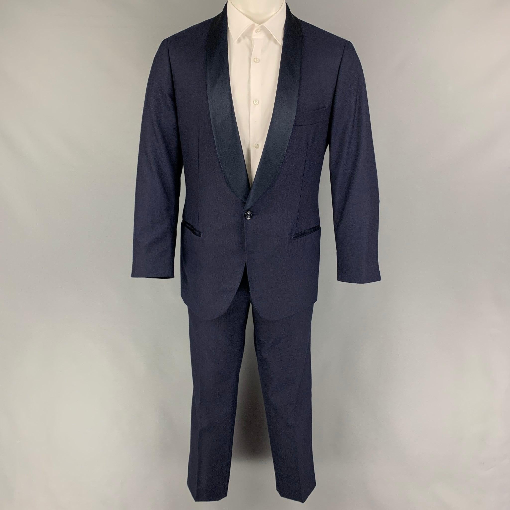 BRUNELLO CUCINELLI
suit comes in a navy cotton / silk with a full liner and includes a single breasted, single button sport coat with a shawl collar and matching front flat trousers. Made in Italy.Very Good Pre-Owned Condition. Light marks at