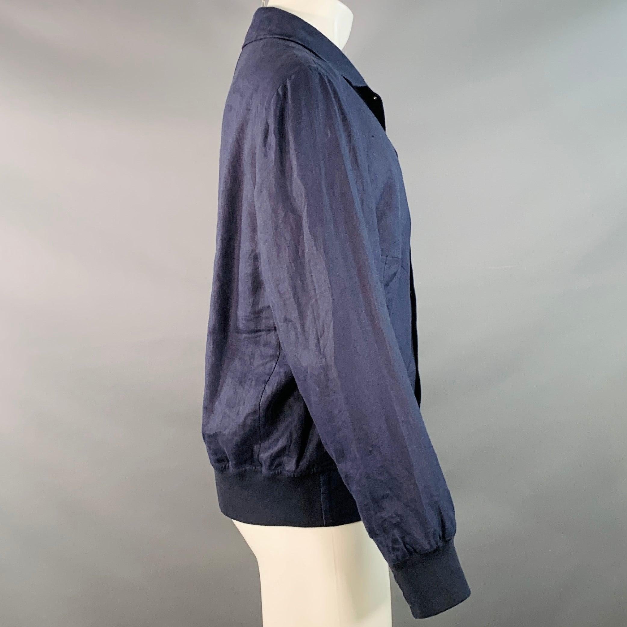 Giacca Brunello Cucinelli
in twill di lino navy con mezza fodera in raso rosso, colletto aperto e chiusura a scatto. Made in Italy.Nuovo con etichette, con imperfezioni. Marchio minore. 

Contrassegnato:   IT 50 

Misure: 
 
Spalla: 18 pollici