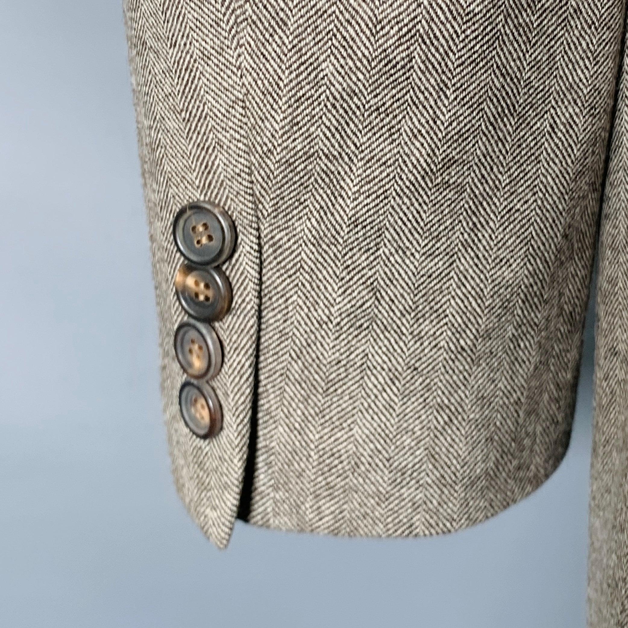 BRUNELLO CUCINELLI Size 44 Beige Brown Herringbone Peak Lapel Sport Coat For Sale 2